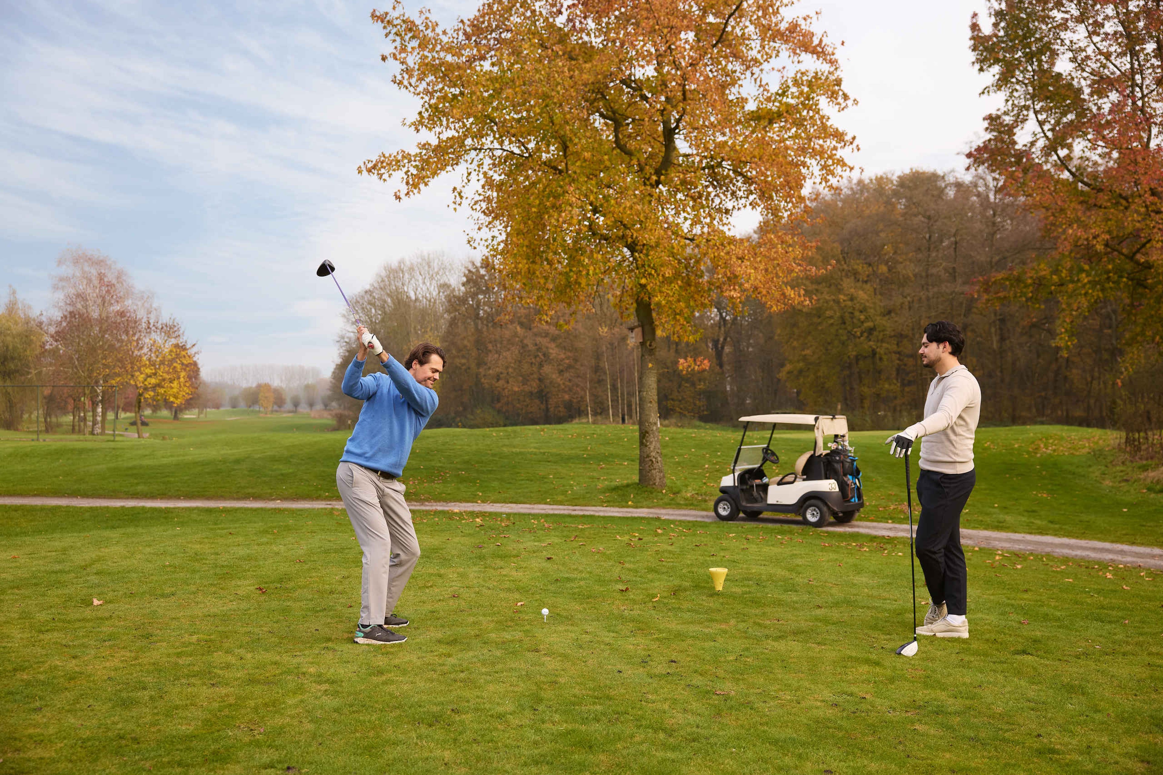 Vrienden golfen op de Libellenbaan van Golf de Gulbergen