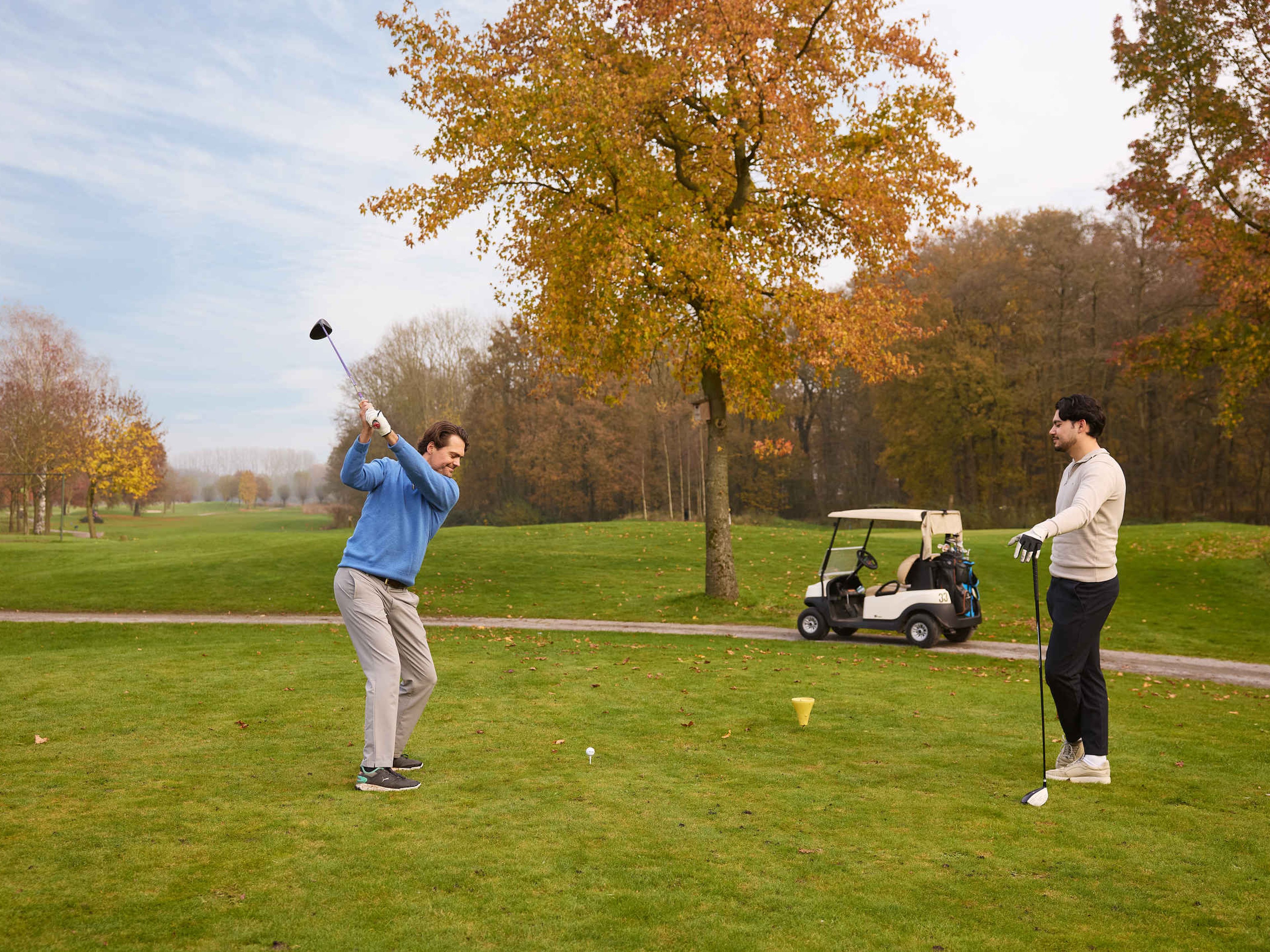Vrienden golfen op de Libellenbaan van Golf de Gulbergen