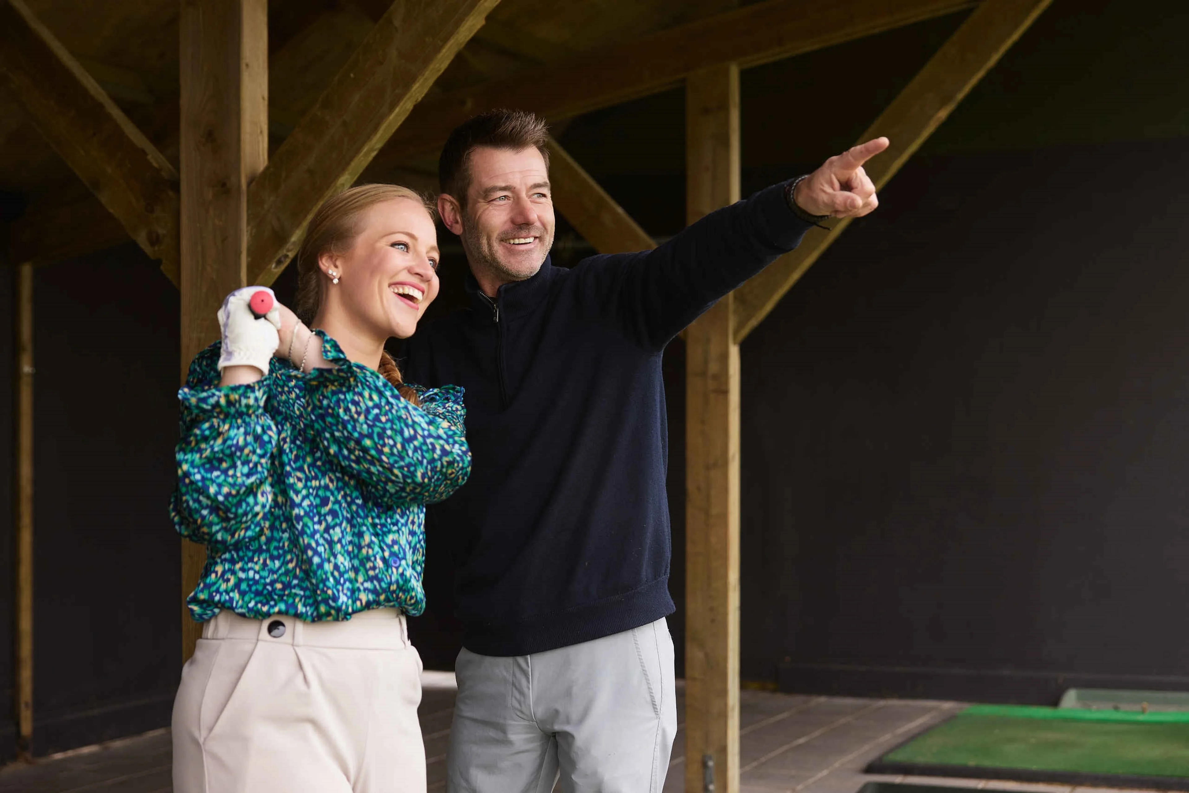 Instructeur golfen op de driving range van Golf de Gulbergen