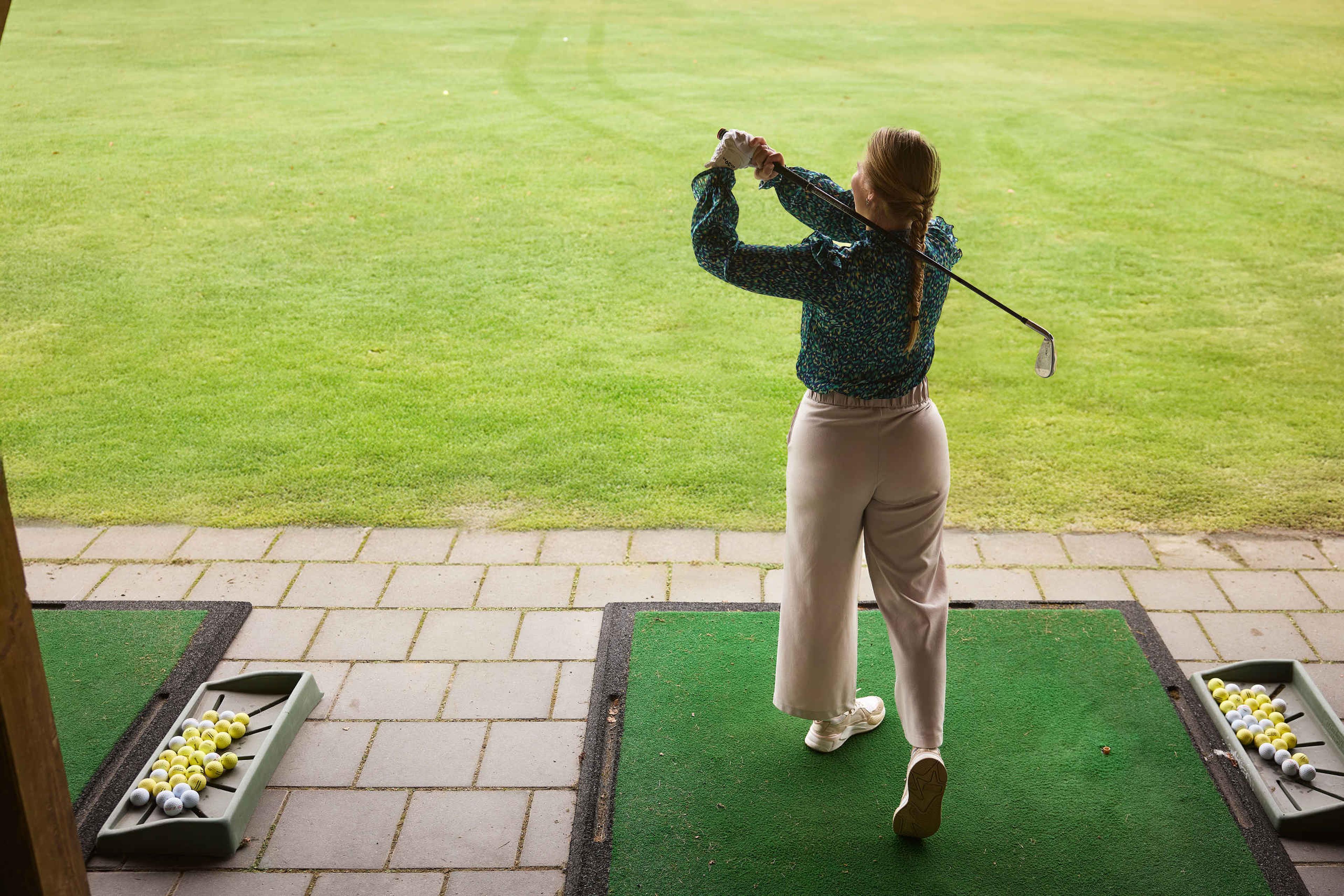 Driving range oefenen vrouw Golf de Gulbergen