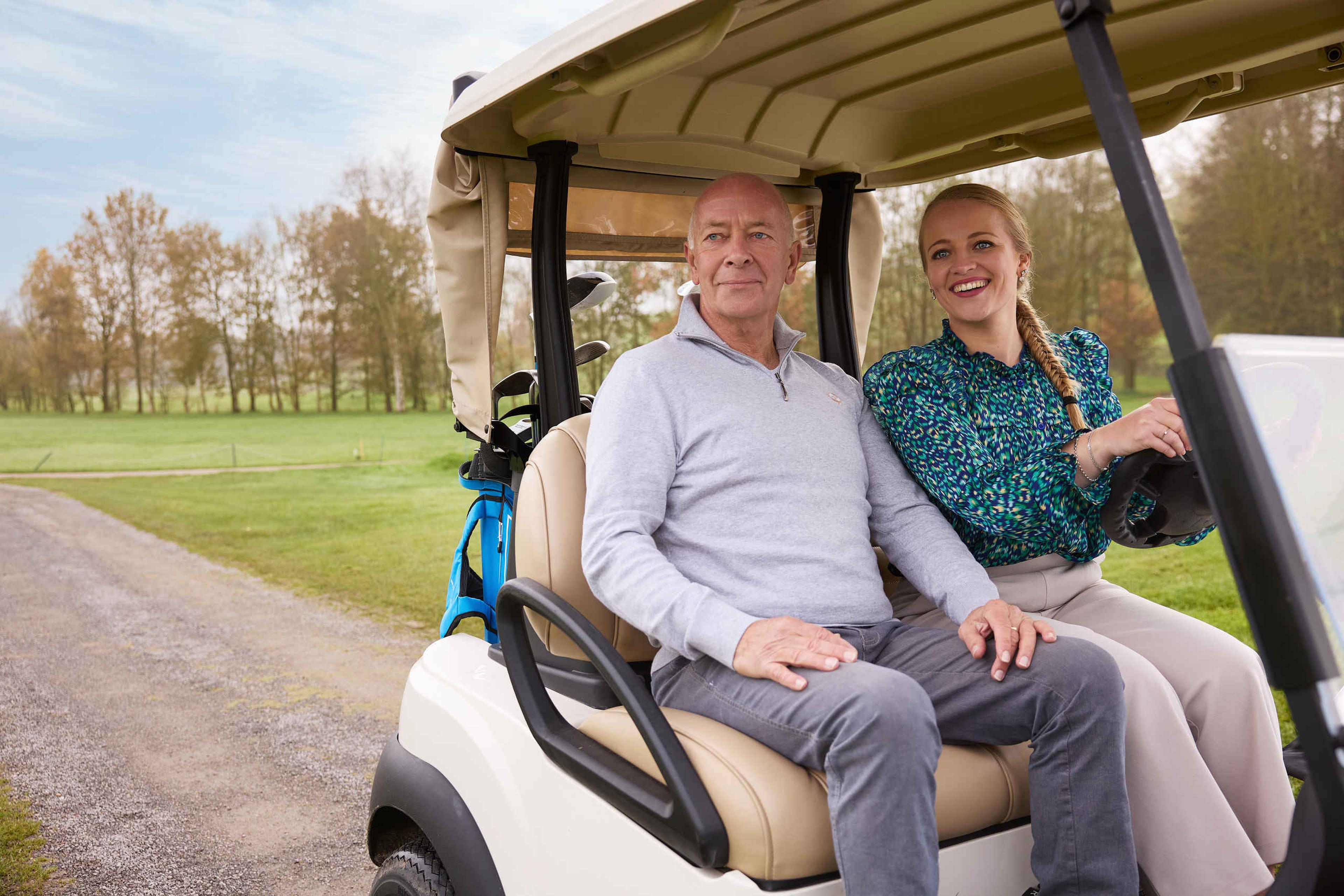 Vader en dochter in golfkar op Golf de Gulbergen