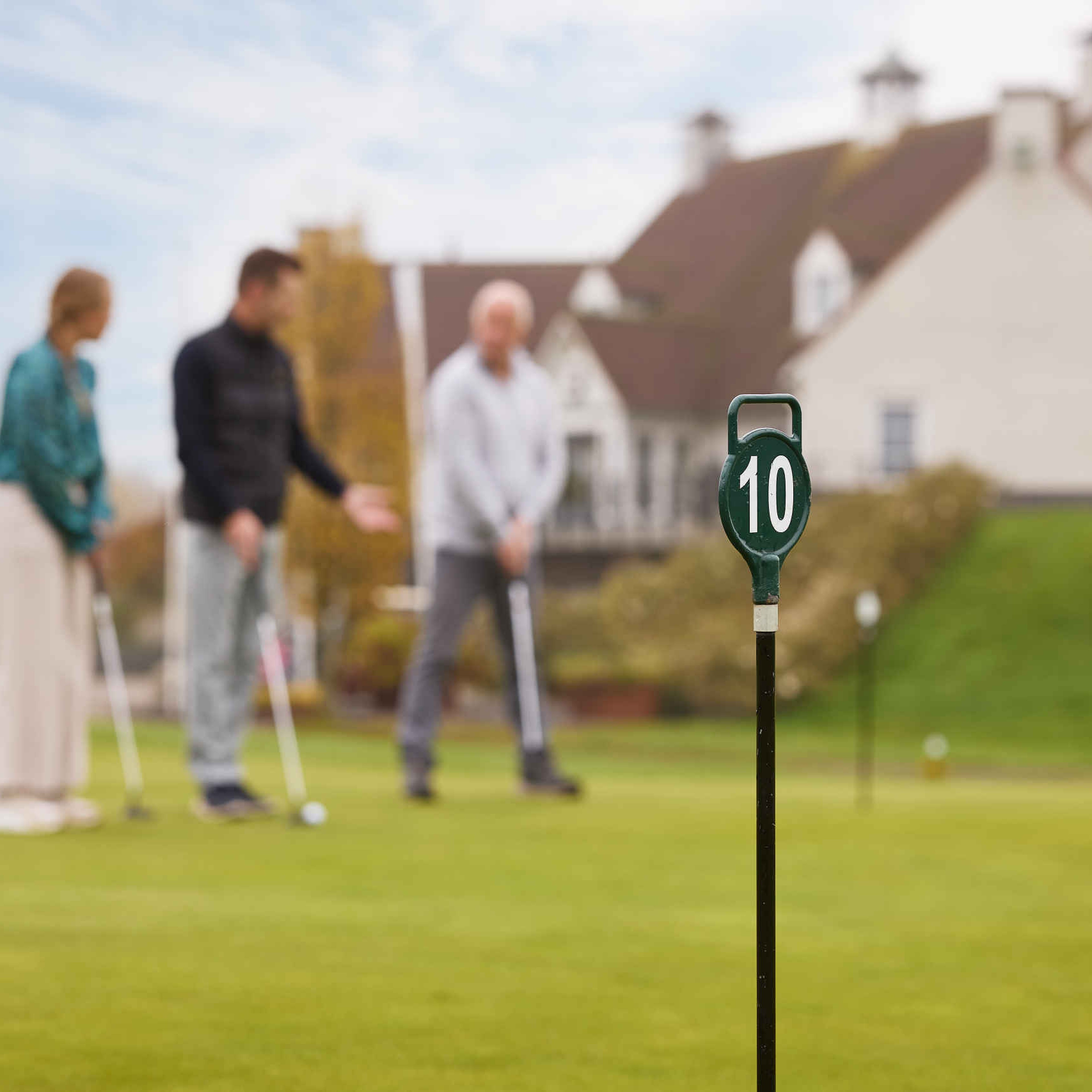 Vader en dochter golfen op de golfbaan van Golf De Gulbergen