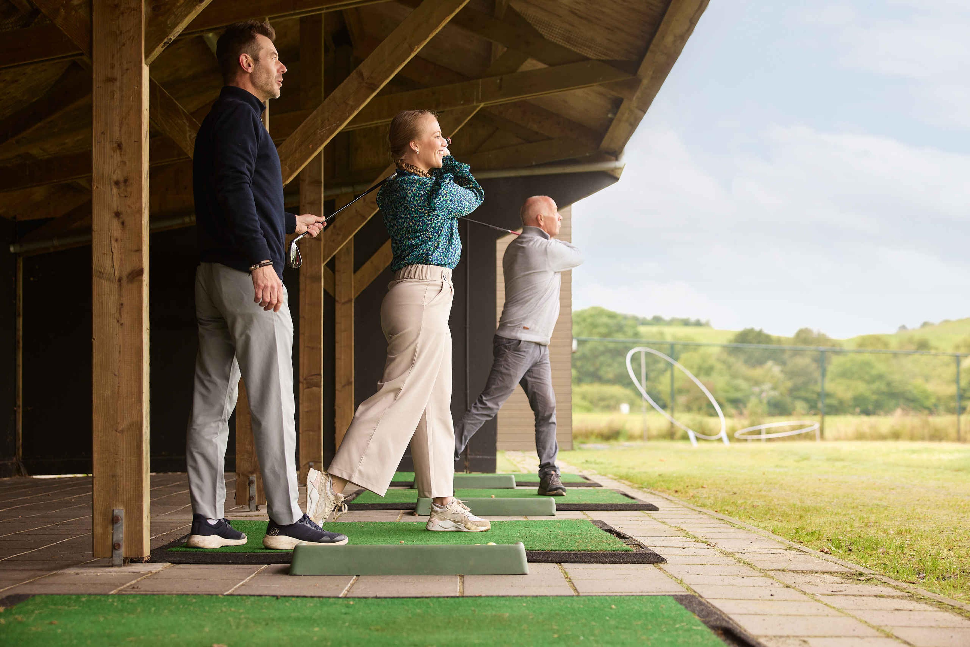 Vader en dochter op de Driving Range van Golf de Gulbergen