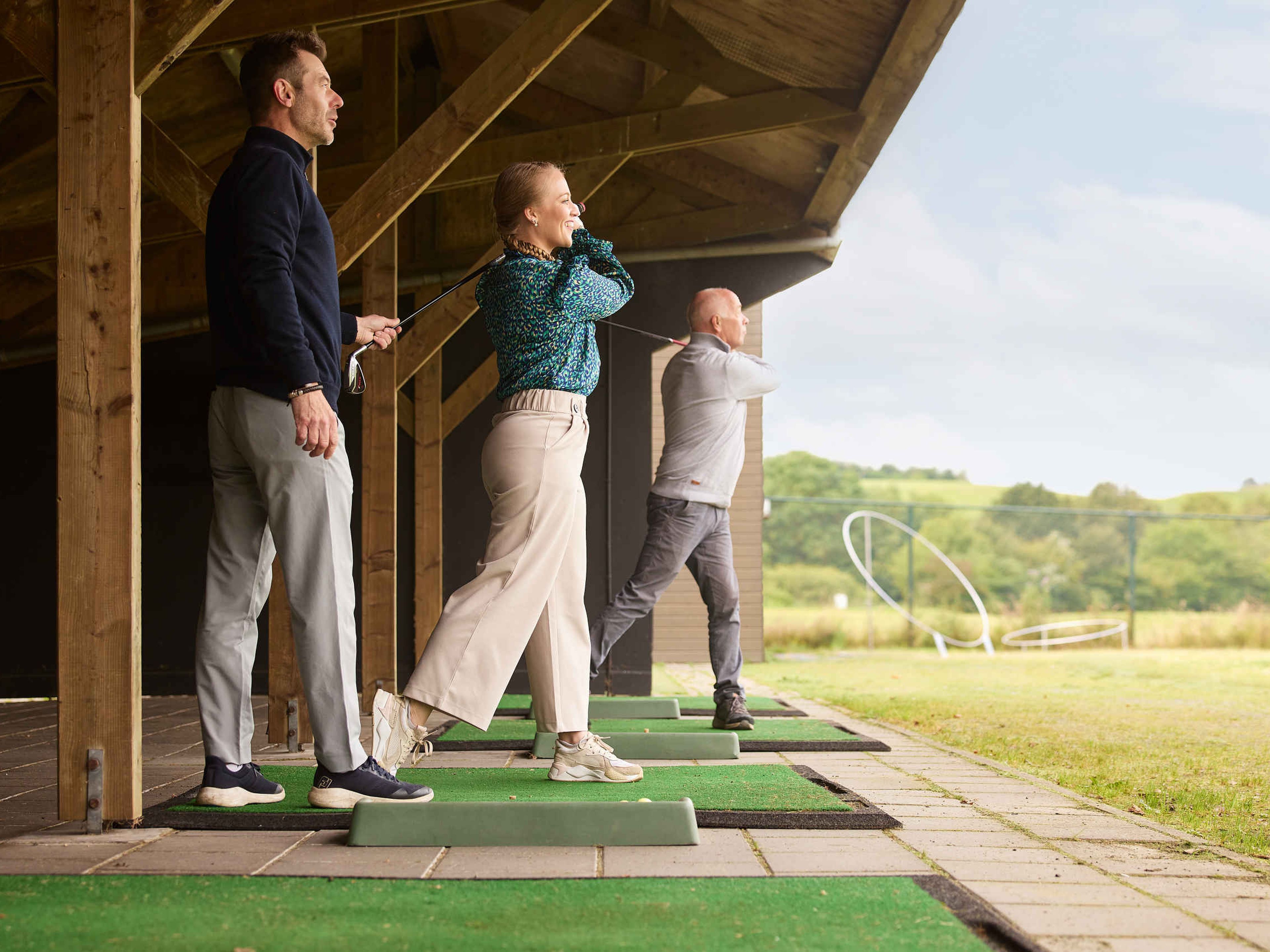 Vader en dochter op de Driving Range van Golf de Gulbergen