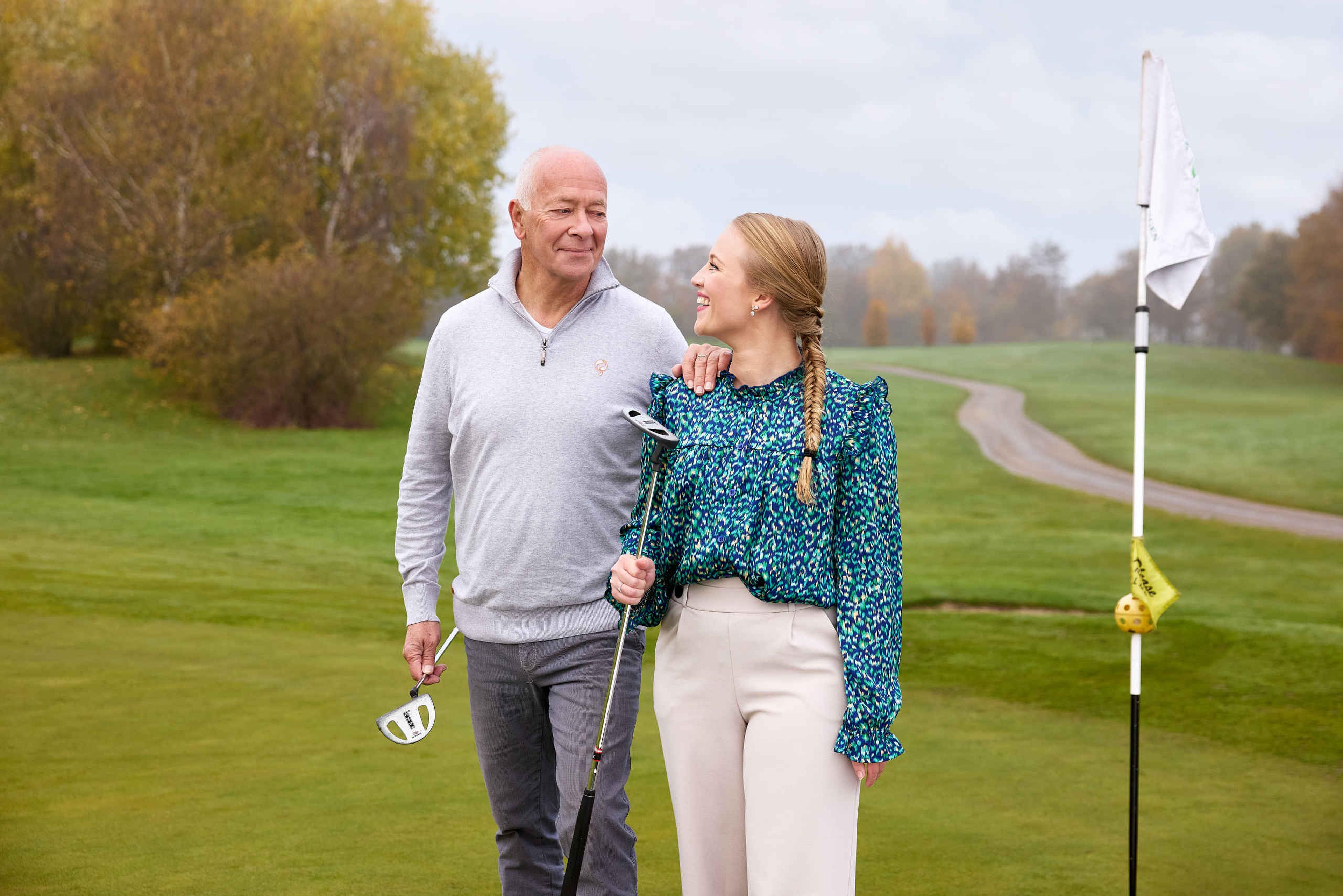 Vader en dochter aan het golven op de golfbaan van Golf De Gulbergen