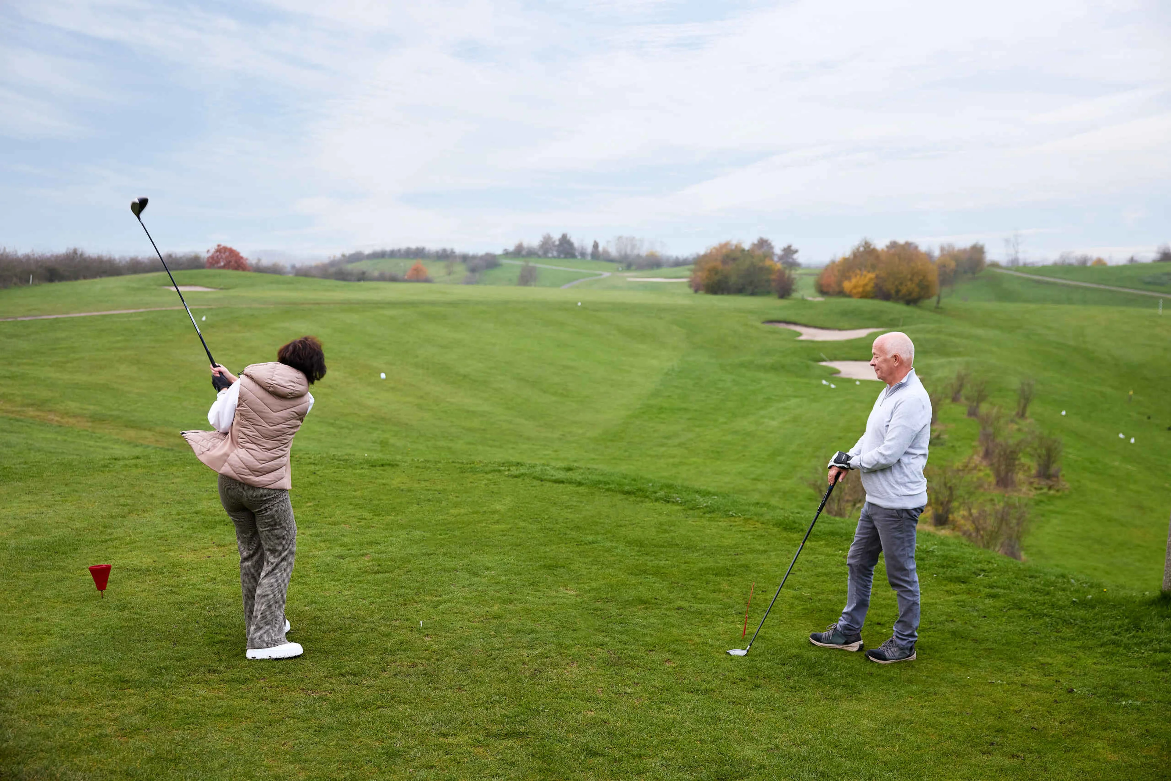 Stel aan het golfen op de Sprookjesbaan van Golf de Gulbergen