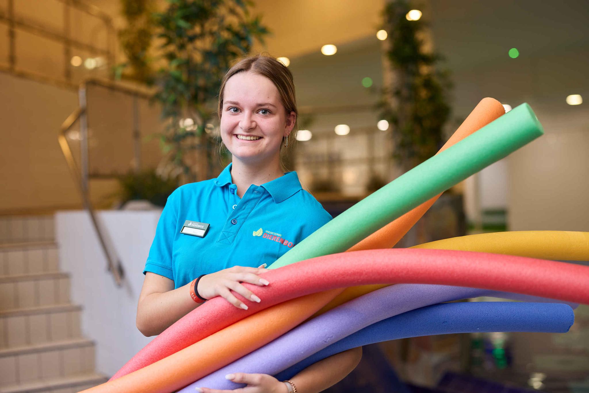 Medewerkster bij het zwembad van Vakantiepark Dierenbos