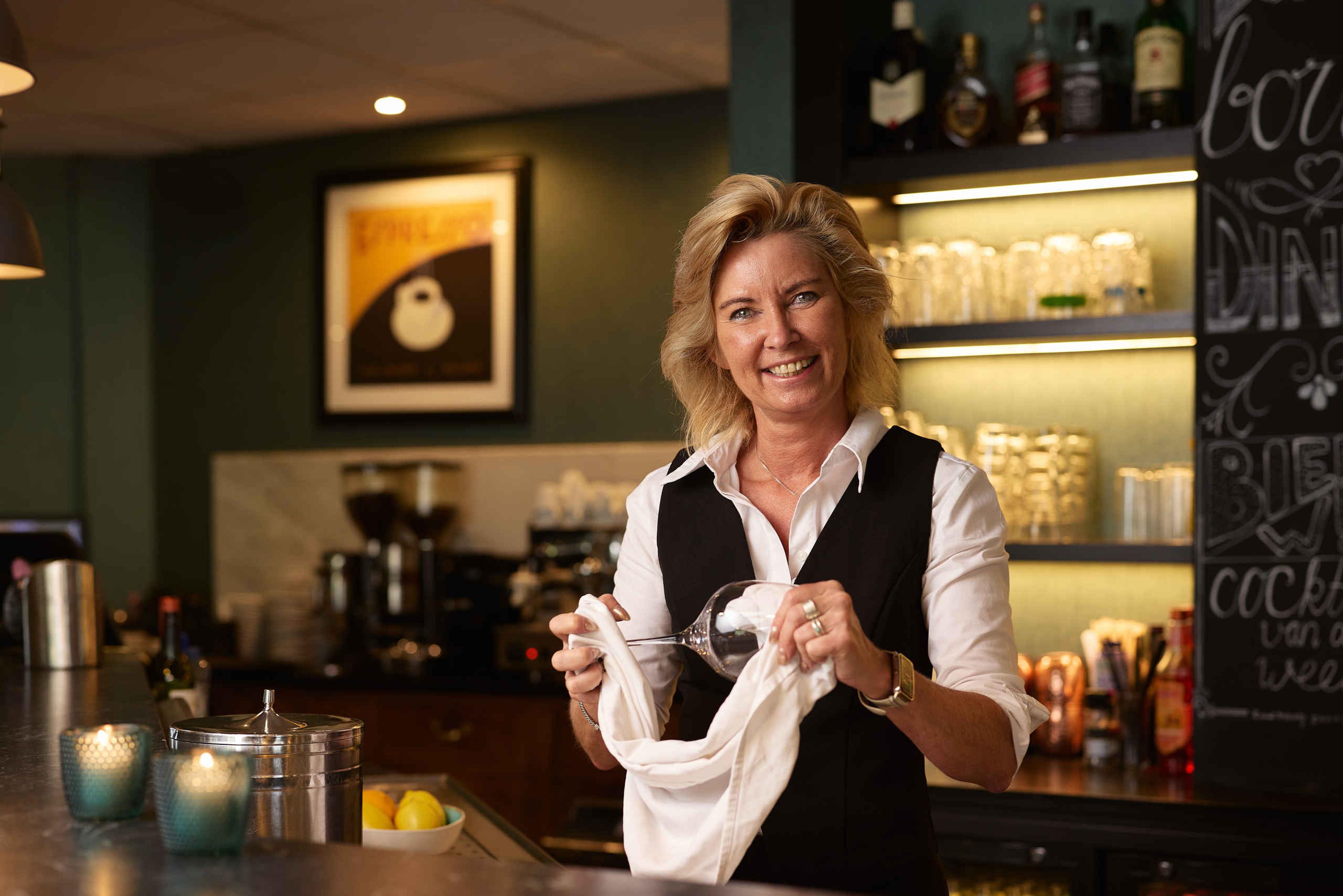 Barvrouw bij restaurant De Hooghe Bergh bij Golf de Gulbergen