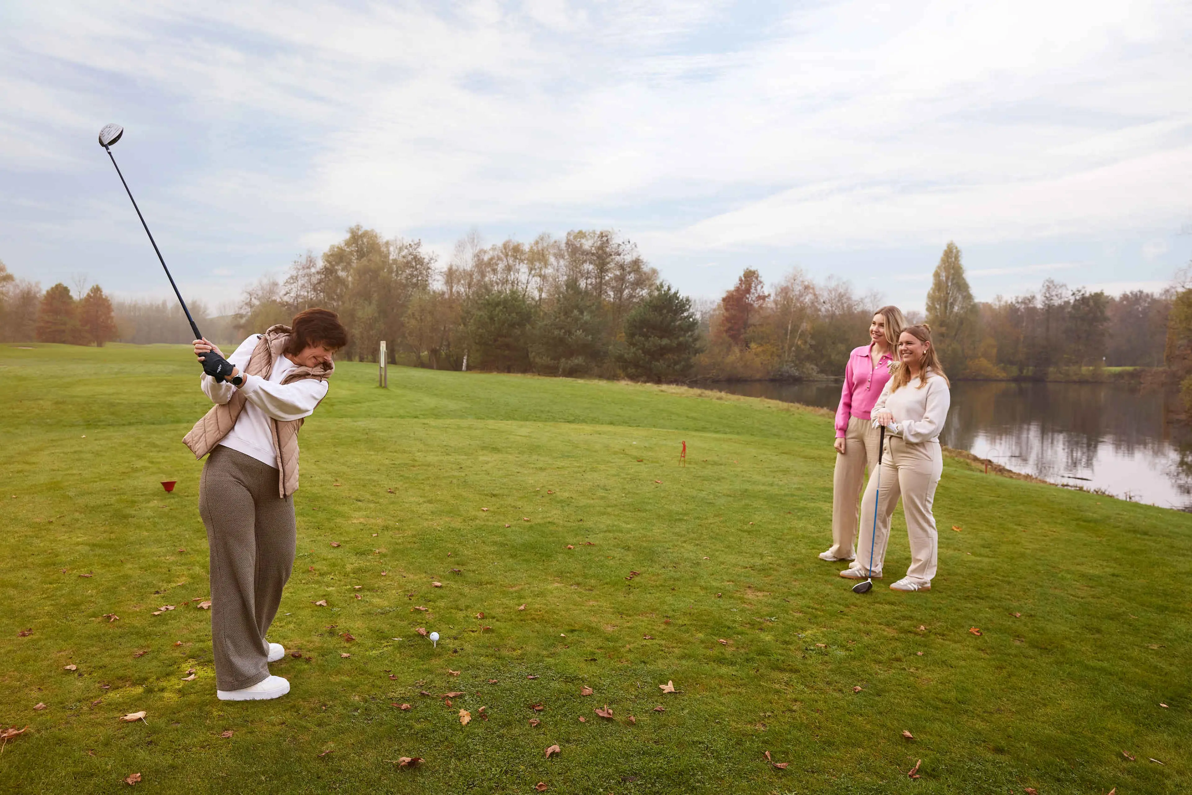 Vrouwen aan het golfen op de Libellenbaan bij Golf de Gulbergen