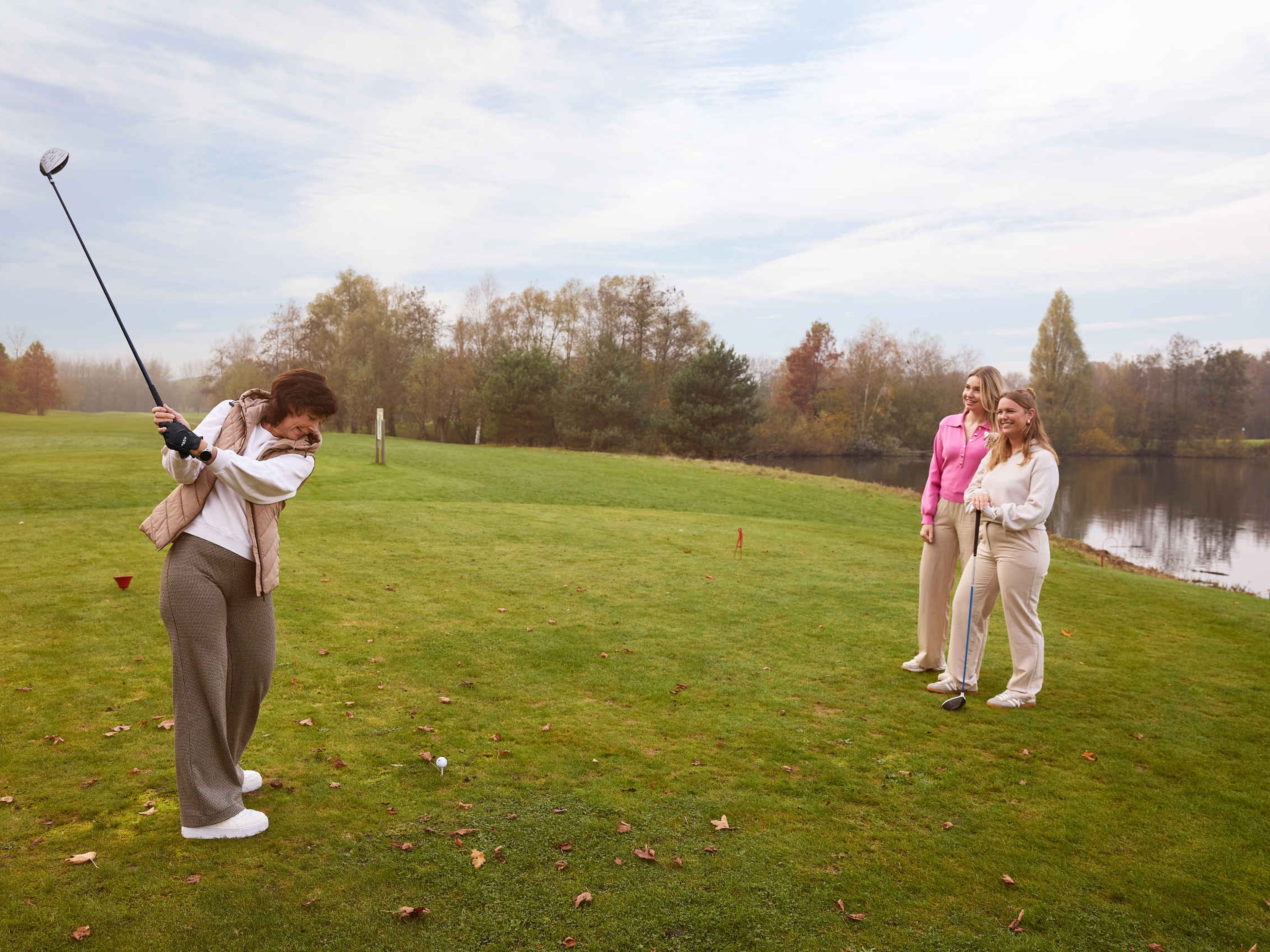Vrouwen aan het golfen op de Libellenbaan bij Golf de Gulbergen