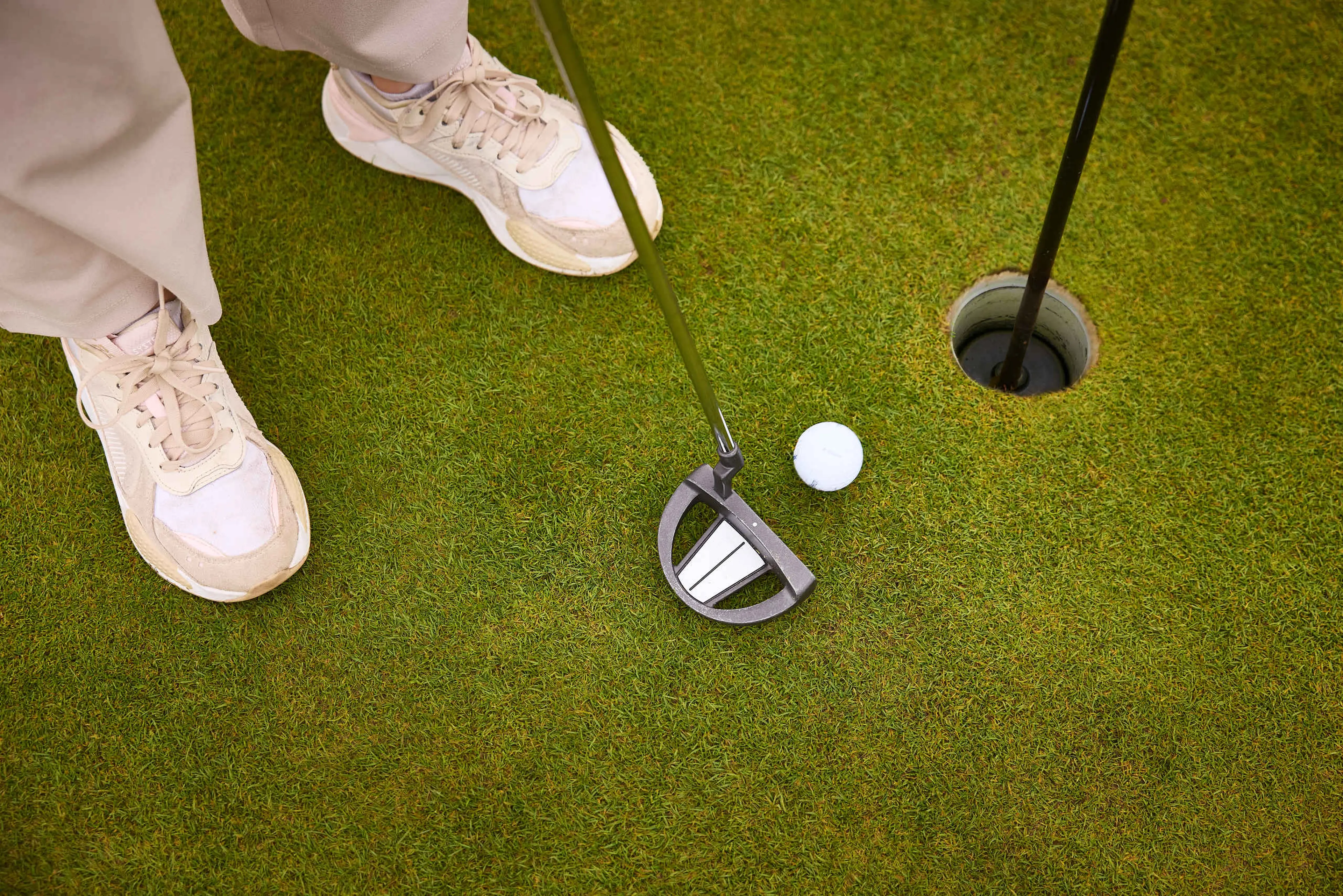 Bal putten op de putting green bij Golf De Gulbergen