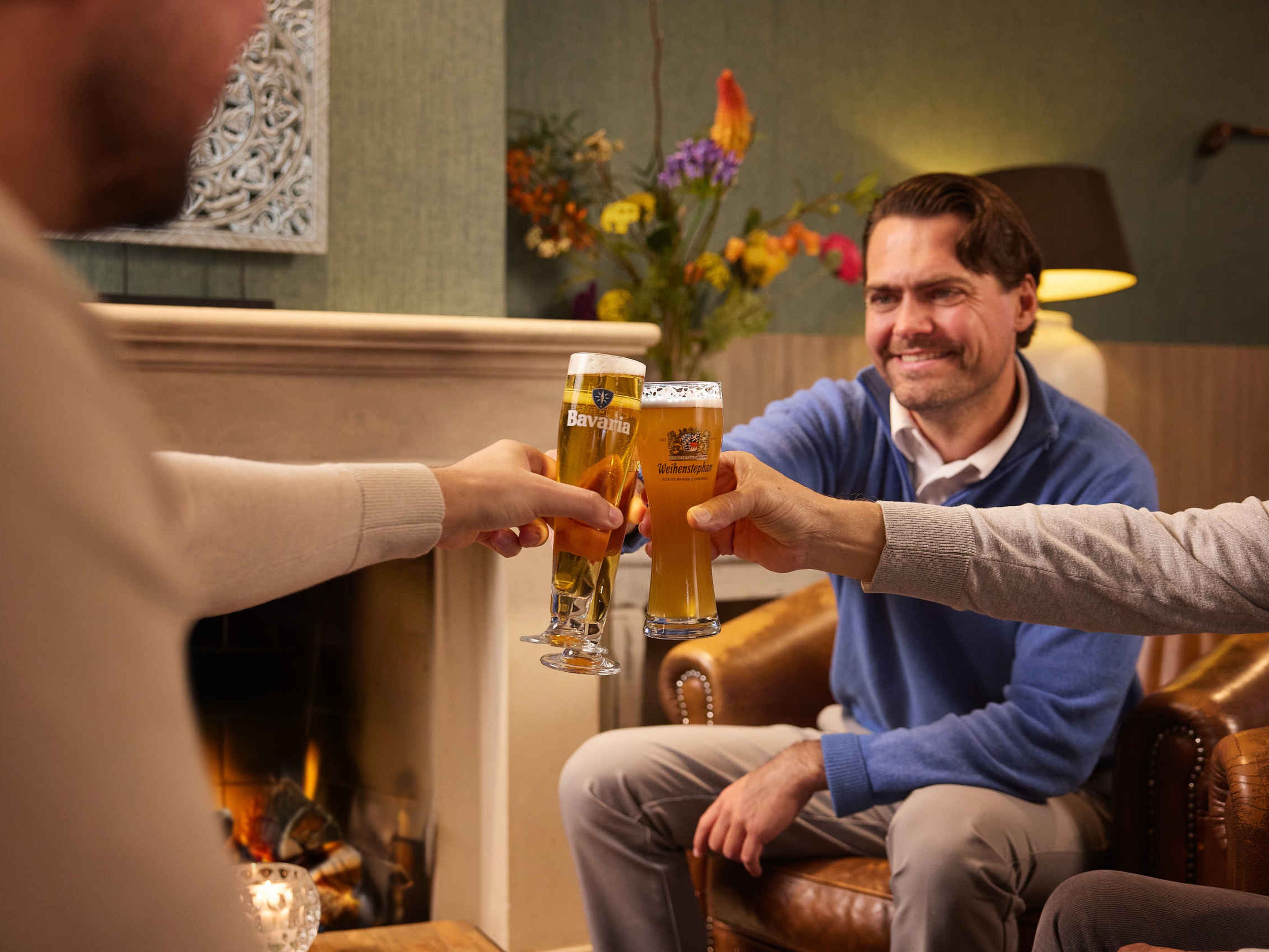 Proosten met bier in restaurant De Hooghe Bergh bij Golf de Gulbergen