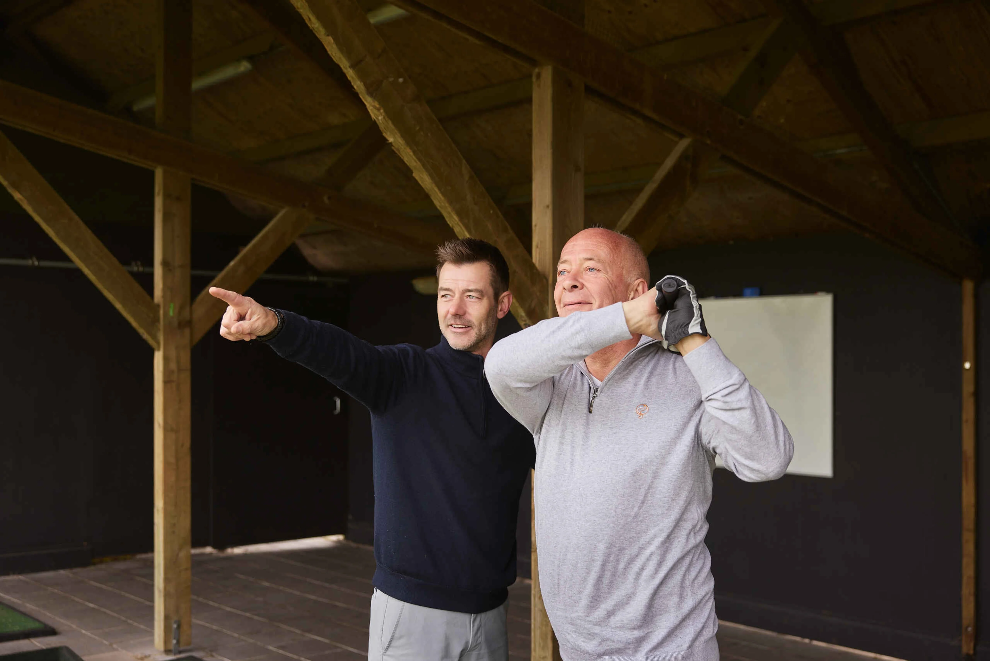 Man en golfinstructeur bij Golf de Gulbergen