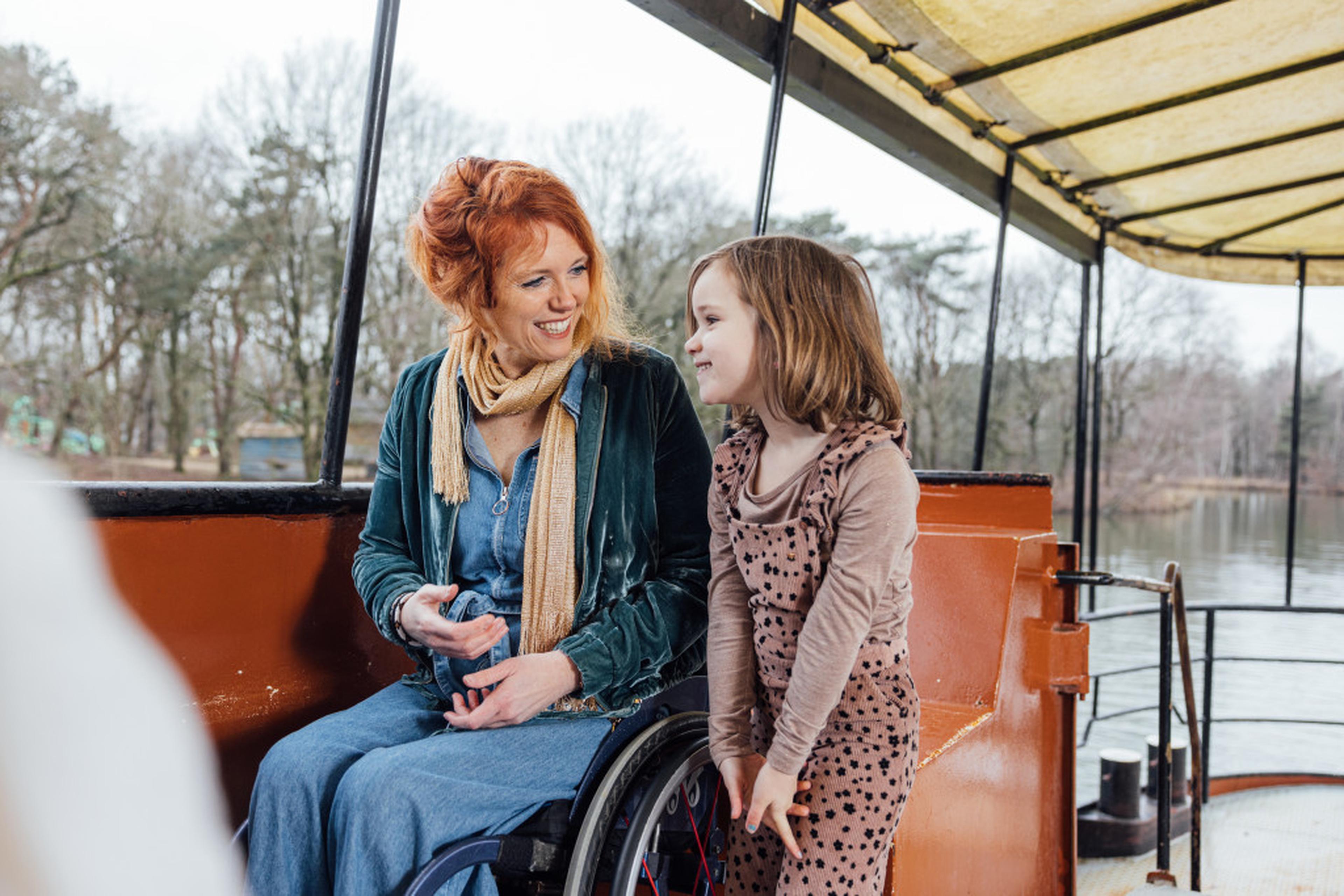 Vrouw in rolstoel tijdens Bootsafari