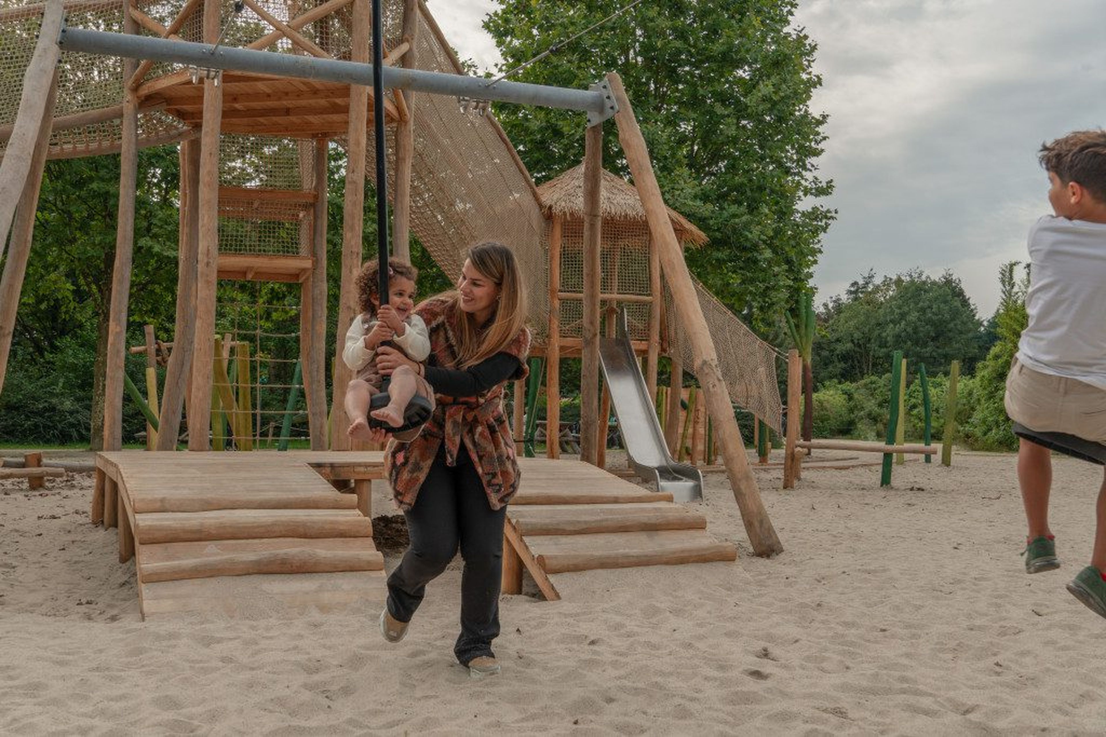 Zooparc speeltuin moeder kind spelen