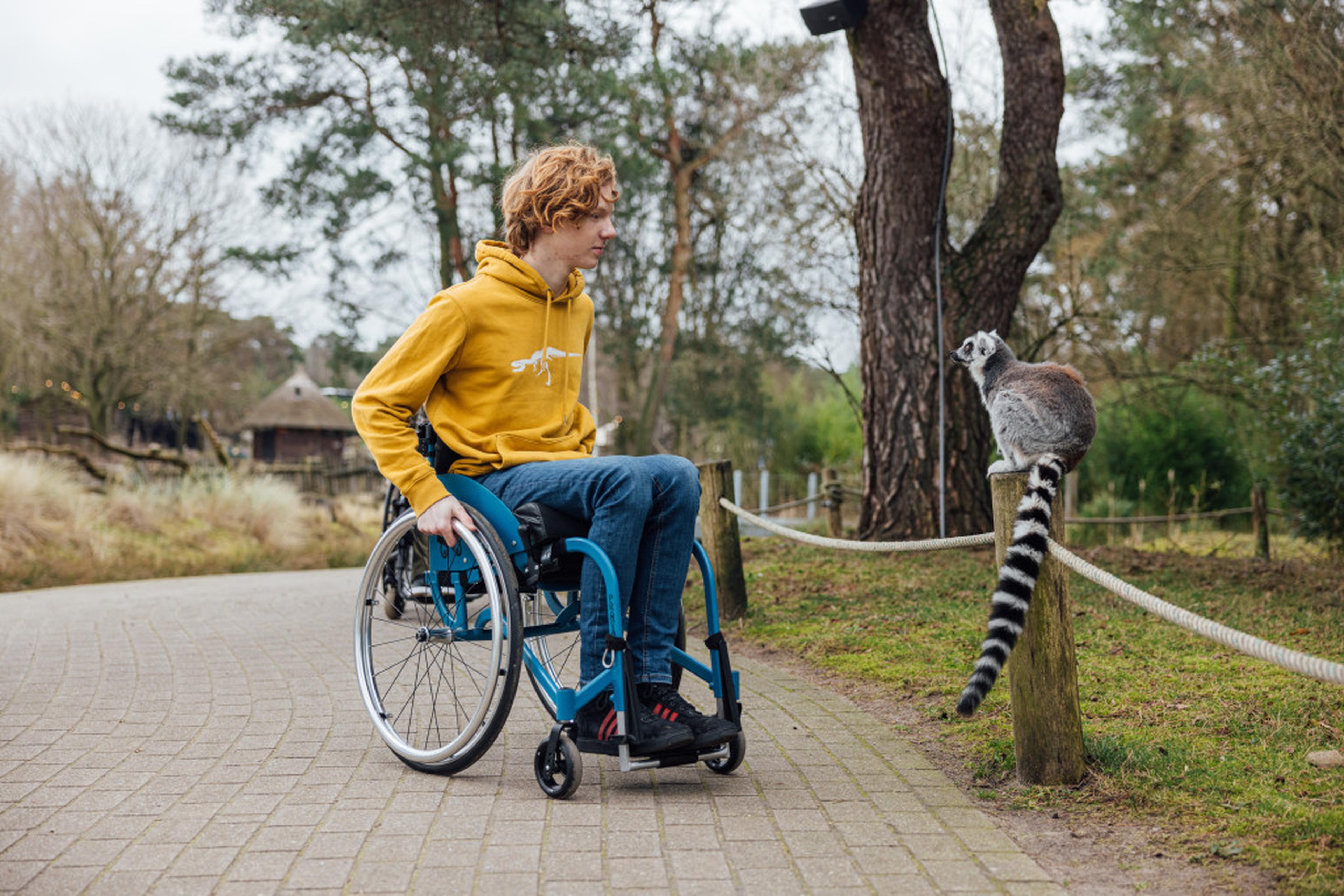 Jongen in rolstoel