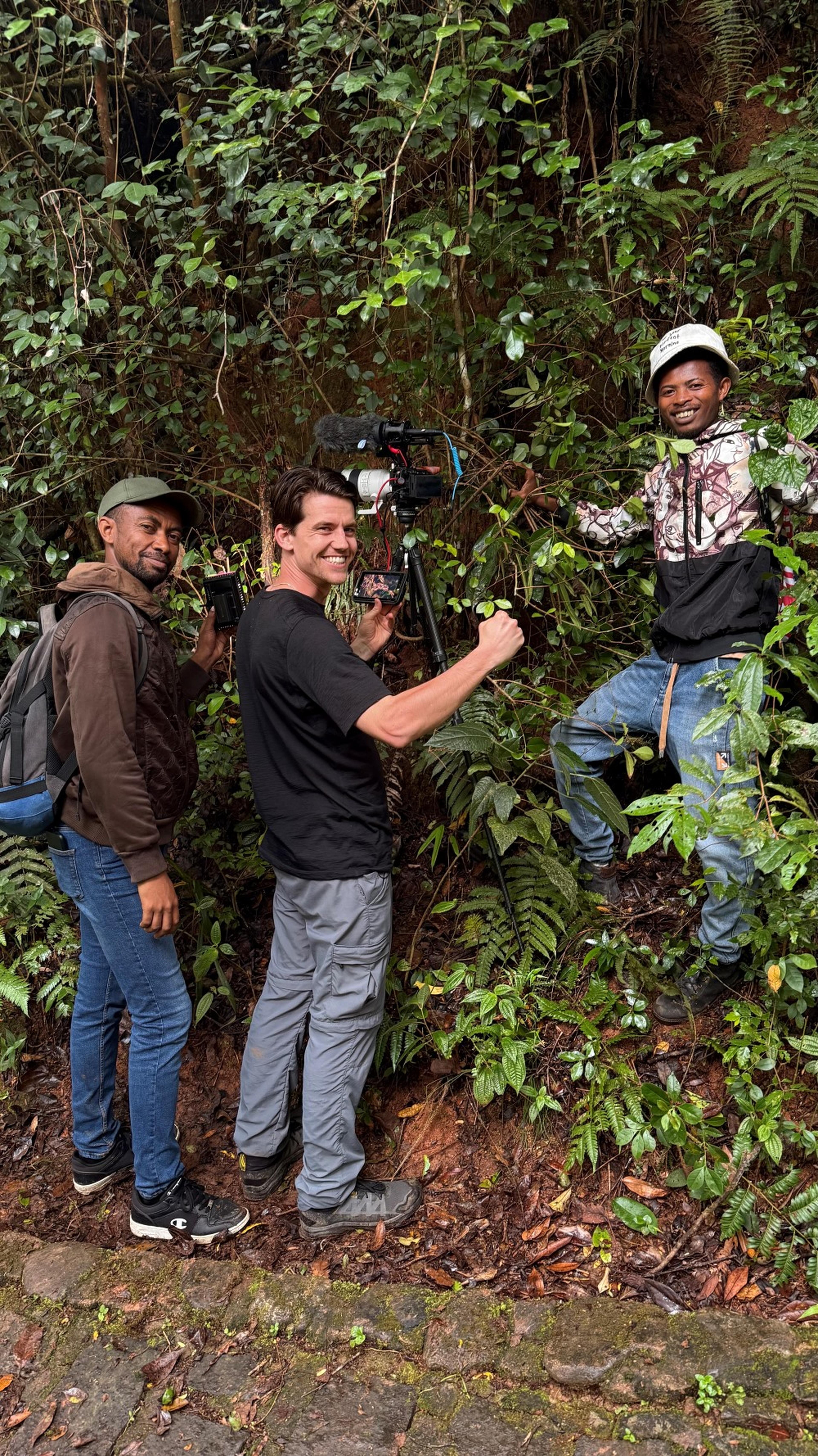 Een foto van Mátyàs Bittenbinder die aan het filmen is in Madagaskar, hier draagt de Nederlandse Vereniging van Dierentuinen bij aan een natuurherstelproject, waaronder ZooParc Overloon.