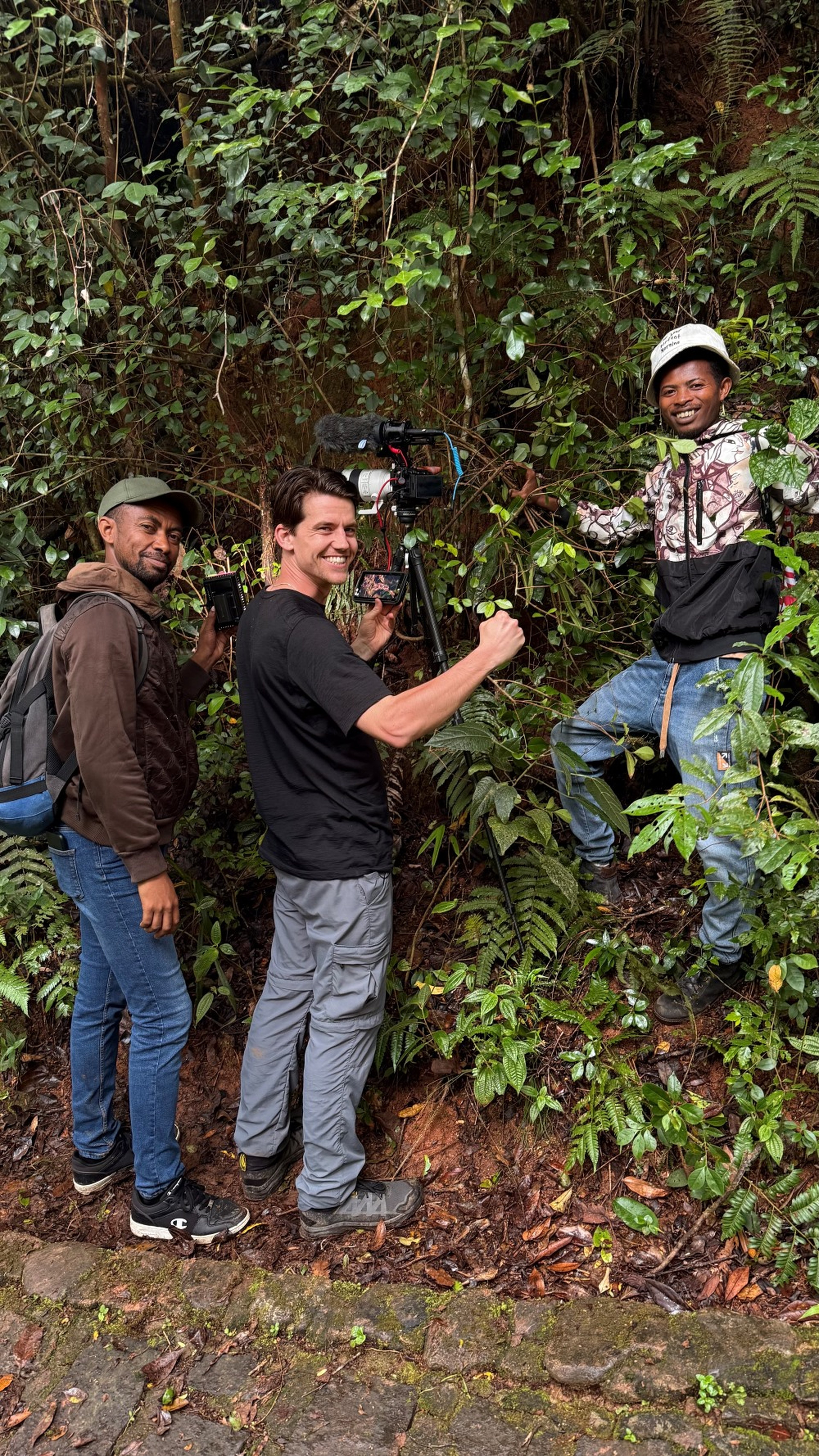 Een foto van Mátyàs Bittenbinder die aan het filmen is in Madagaskar, hier draagt de Nederlandse Vereniging van Dierentuinen bij aan een natuurherstelproject, waaronder ZooParc Overloon.