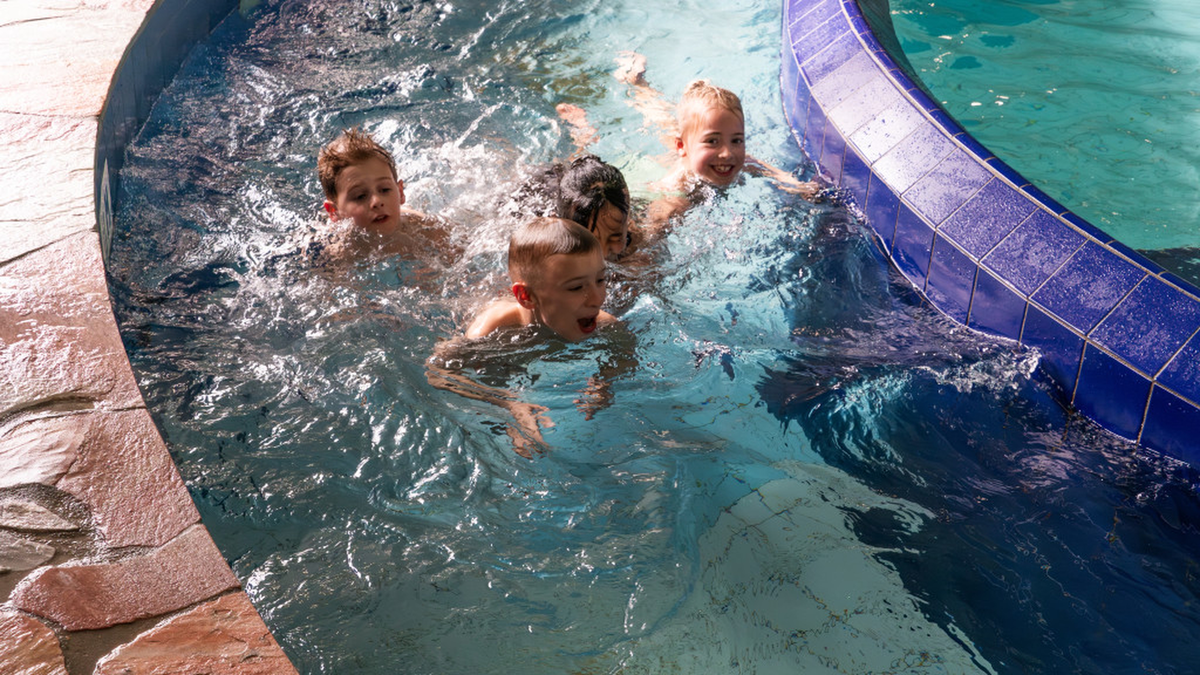 Kinderen zwemmen bij Vakantiepark Dierenbos