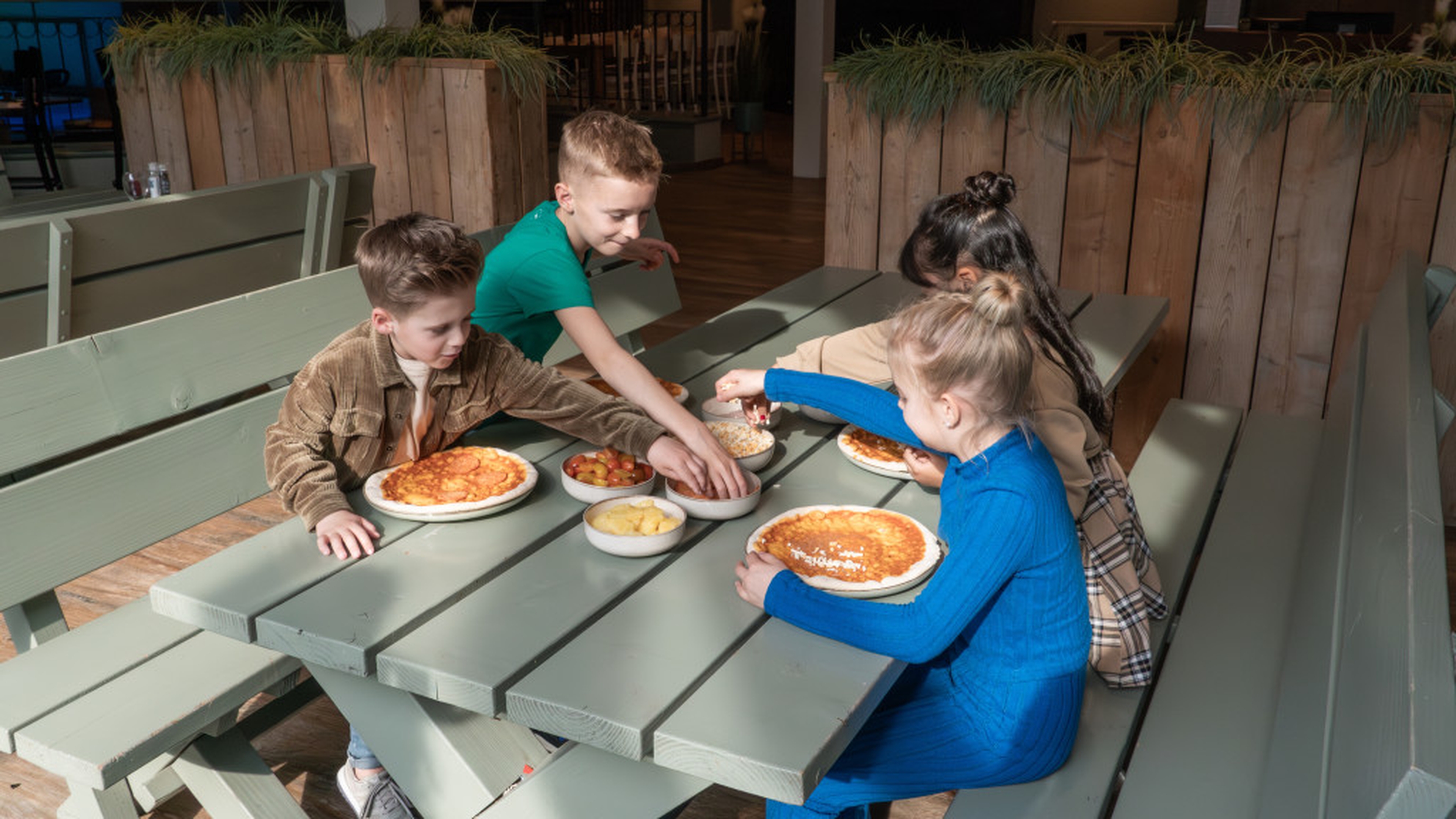 Kinderen beleggen pizza bij Vakantiepark Dierenbos