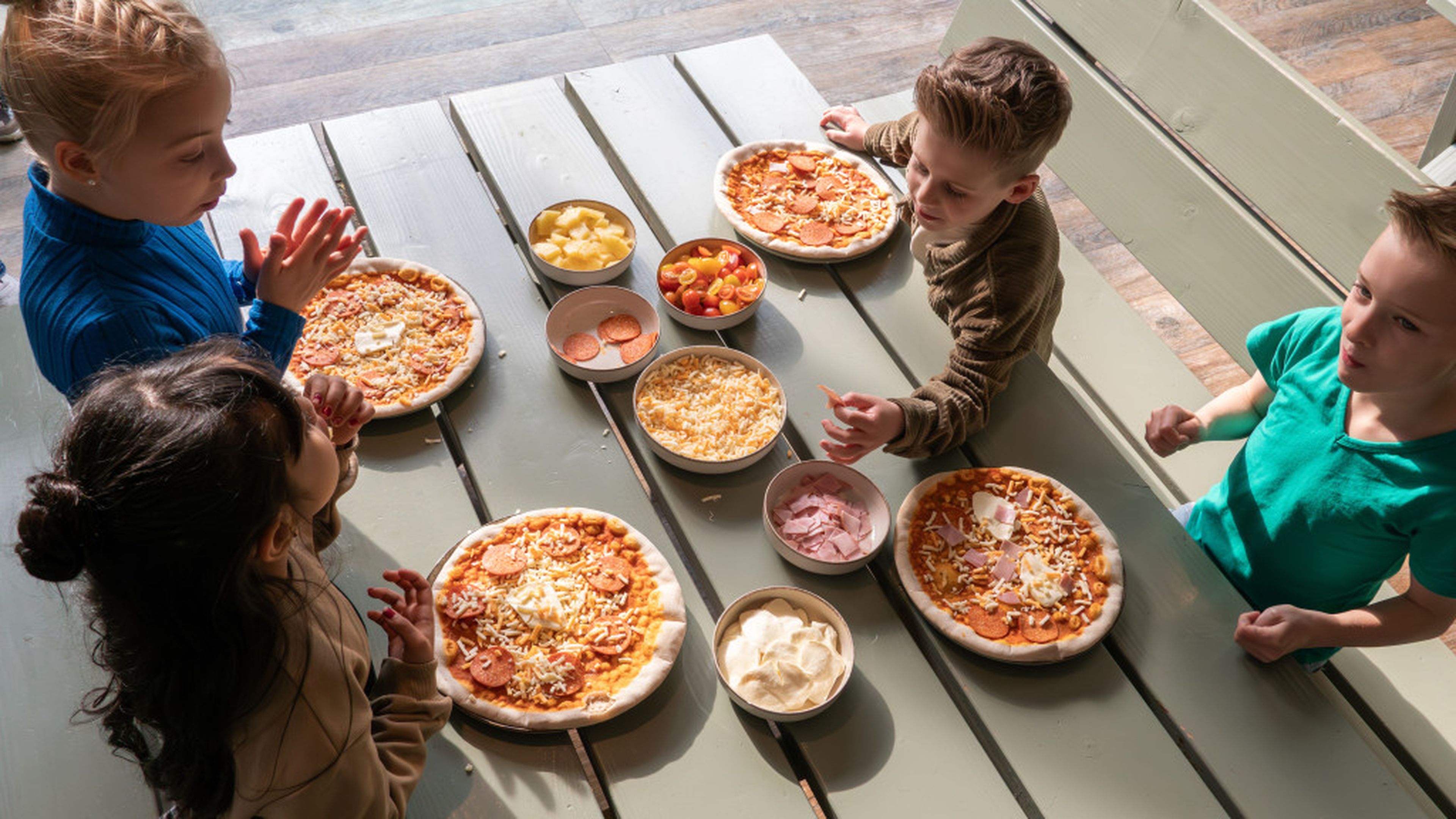 Kinderen beleggen pizza bij Vakantiepark Dierenbos