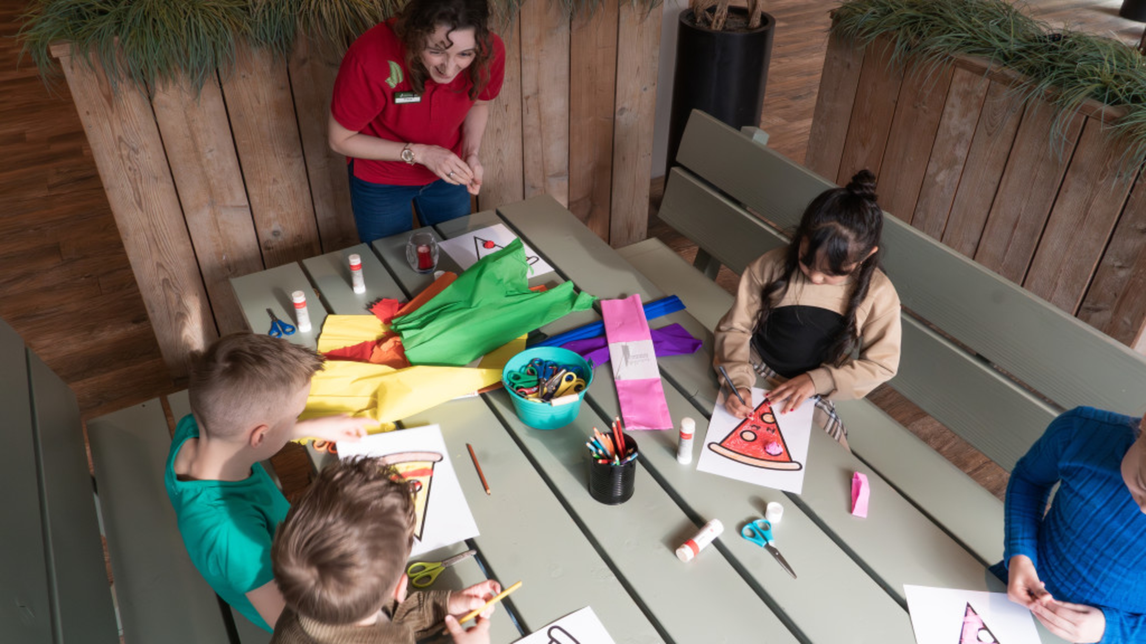 Kinderen kleuren pizza's bij vakantiepark Dierenbos