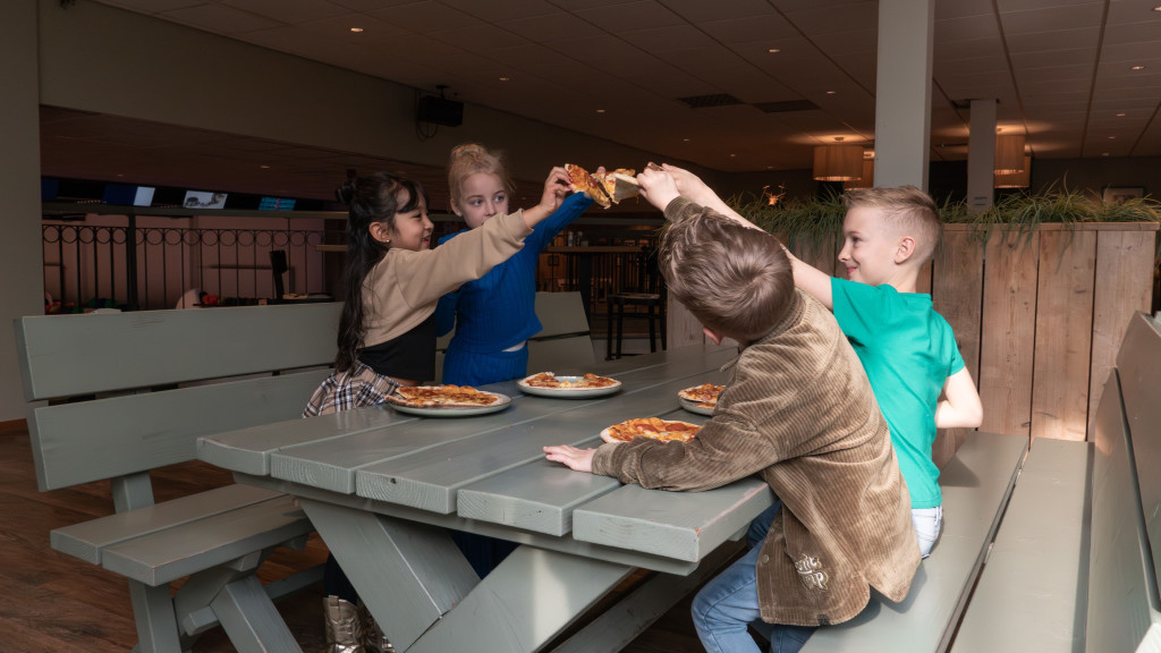 Kinderen eten hun eigen pizza bij Vakantiepark Dierenbos