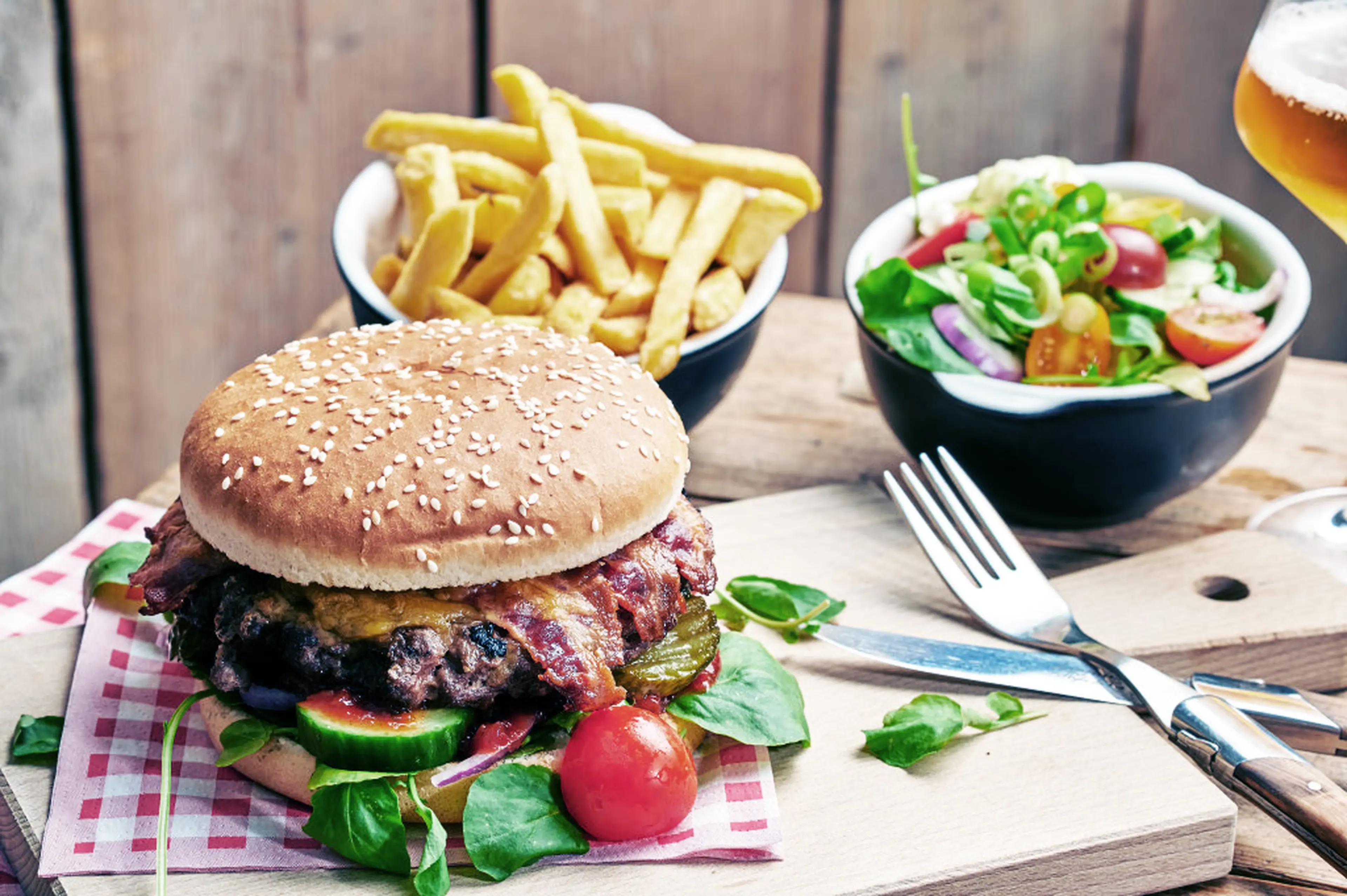 Broodje hamburger met friet en salade in het Snackhuis van Vakantiepark Dierenbos