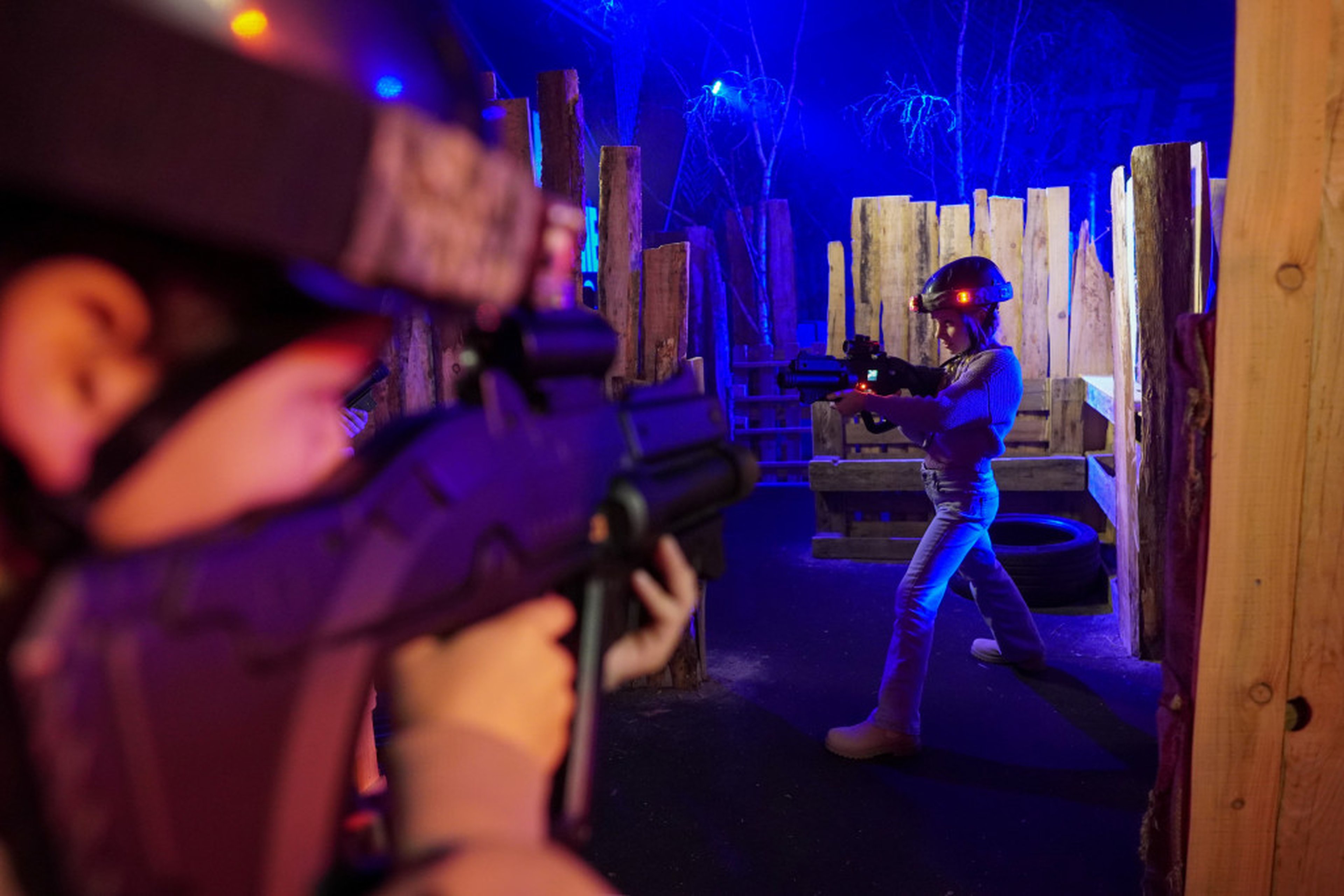 Twee kinderen tijdens het indoor lasergamen bij Klimrijk Brabant