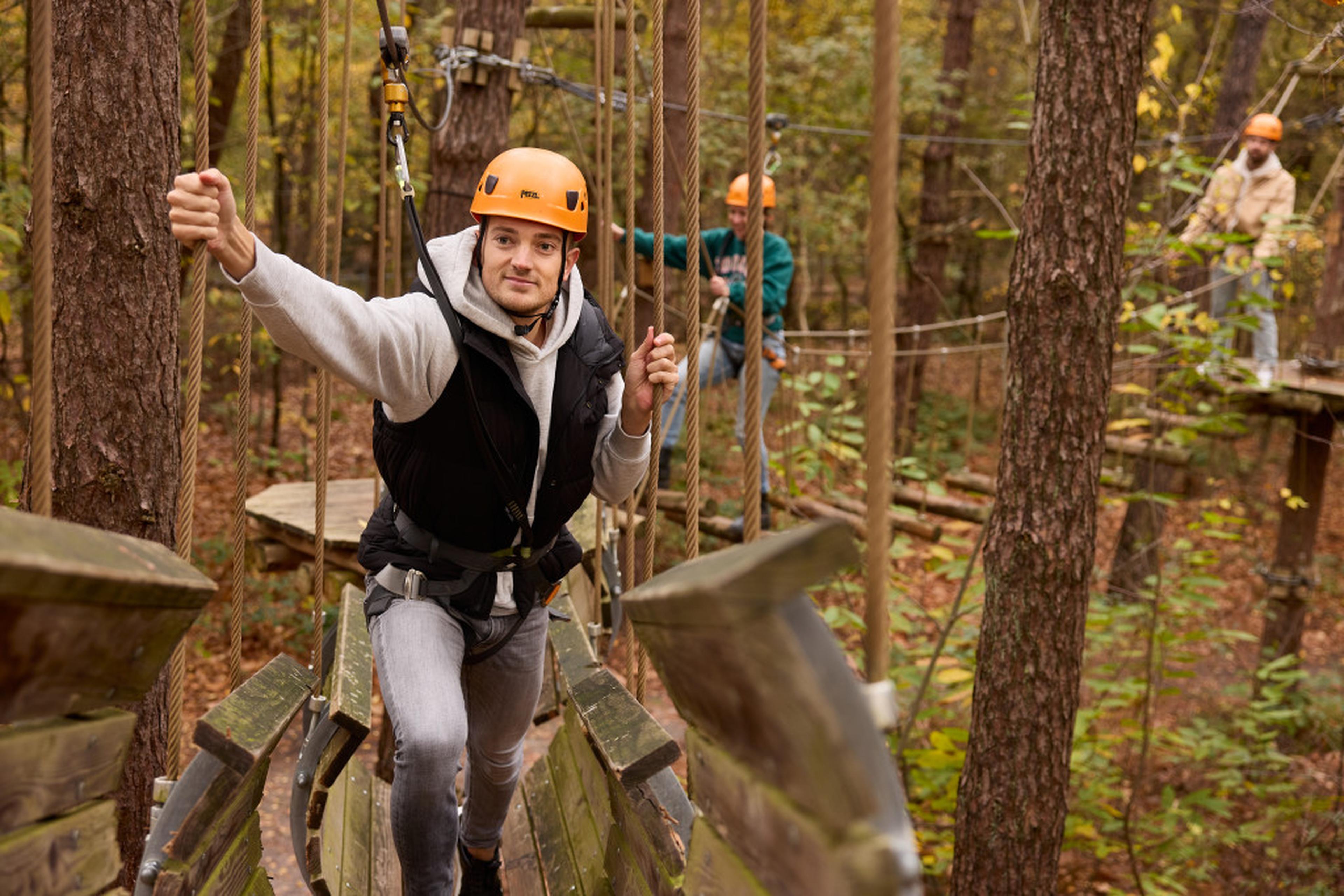 Man klimt op het klimparcours van klimrijk
