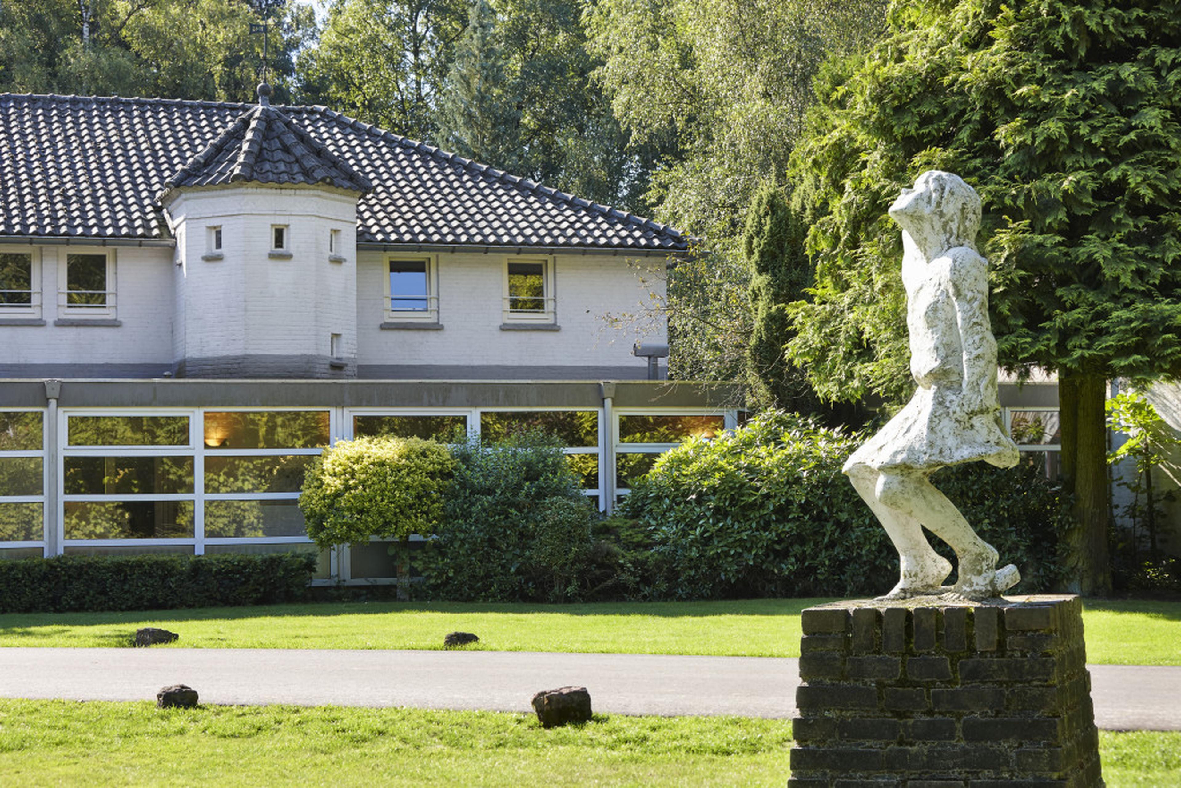 Tuin met beeld van Groepsaccommodatie De Buitenjan