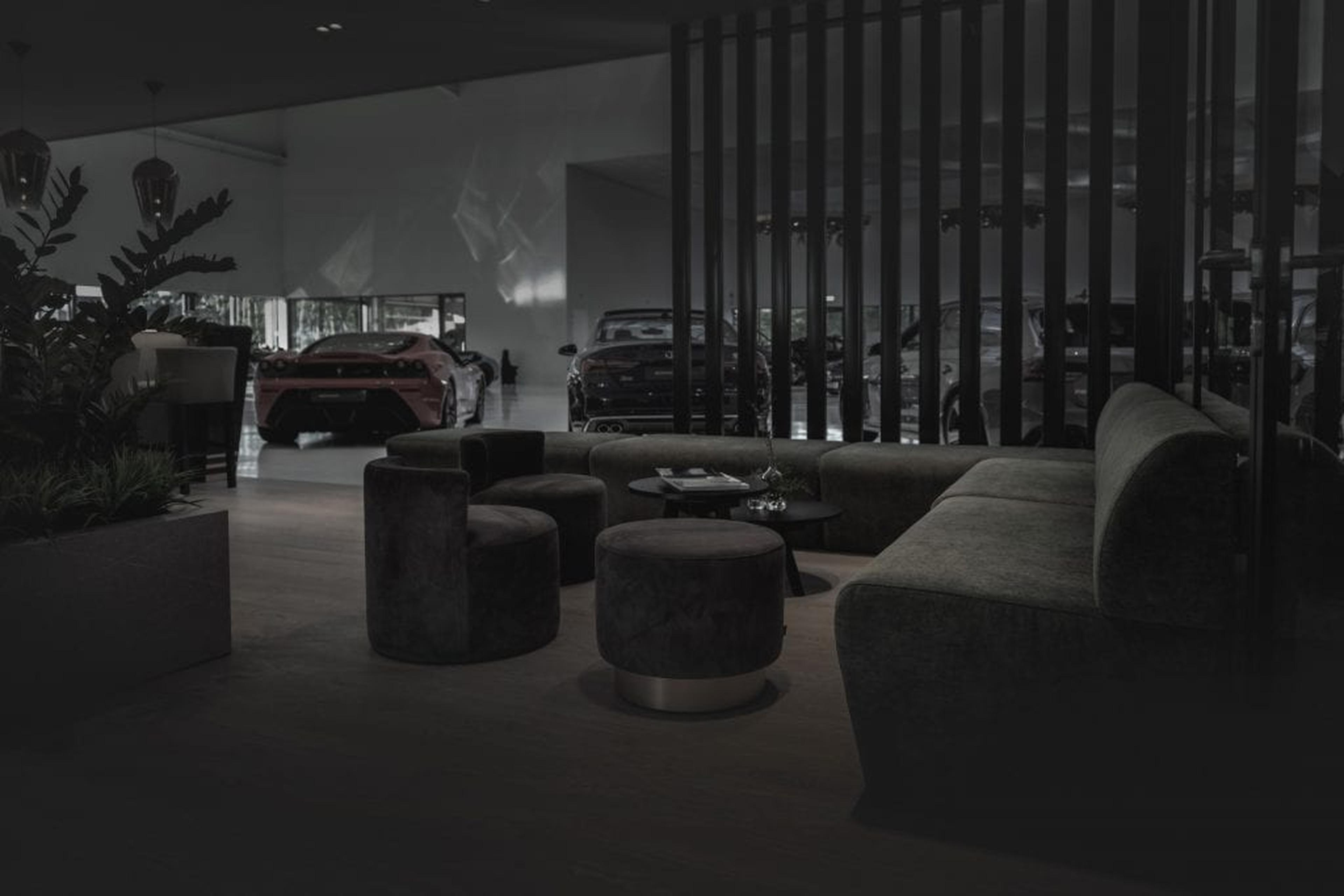 Zithoek in de showroom van Autotron Exclusive