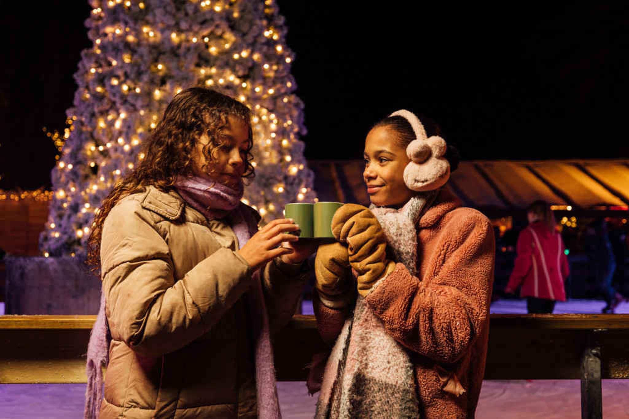 In de winter drinken meisjes warme chocolademelk bij een kerstboom in Beekse Bergen