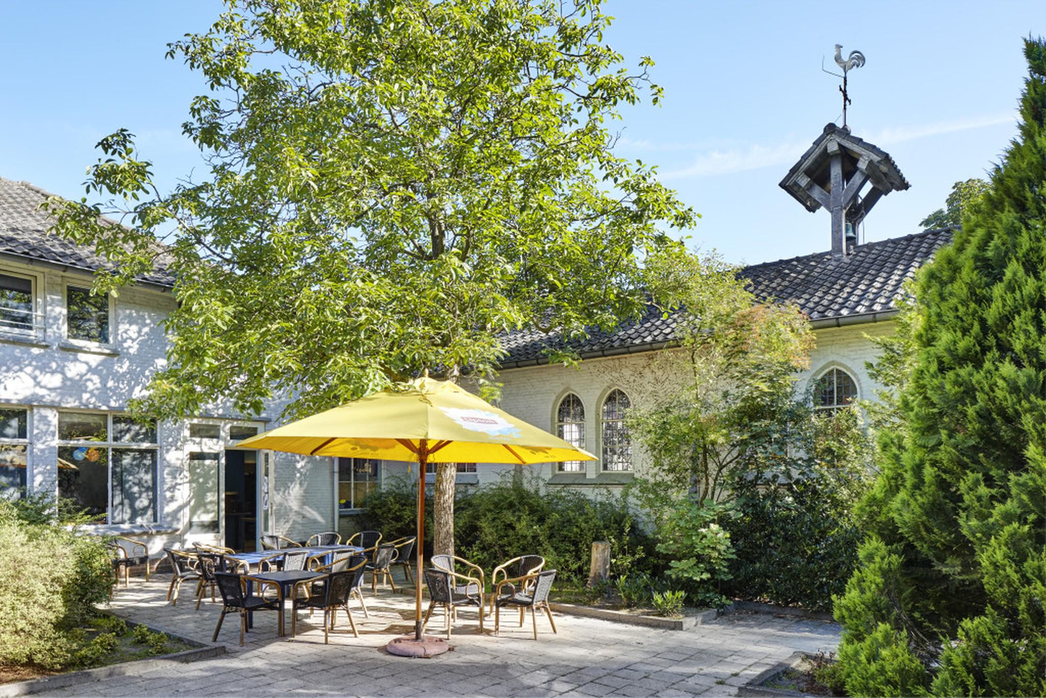 Terras van Groepsaccommodatie De Buitenjan