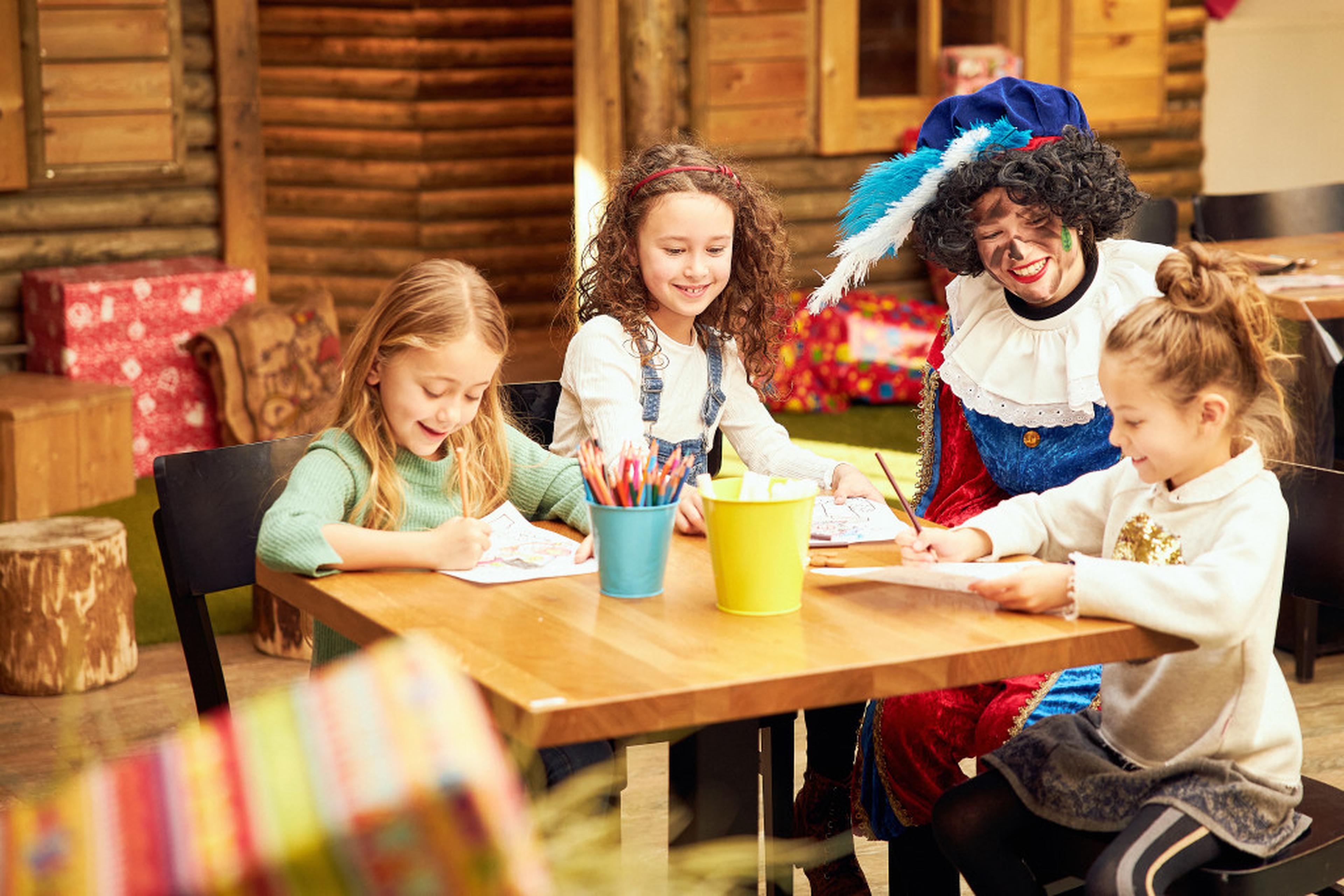 Kinderen aan het kleuren met een piet tijdens een Sinterklaas activiteit