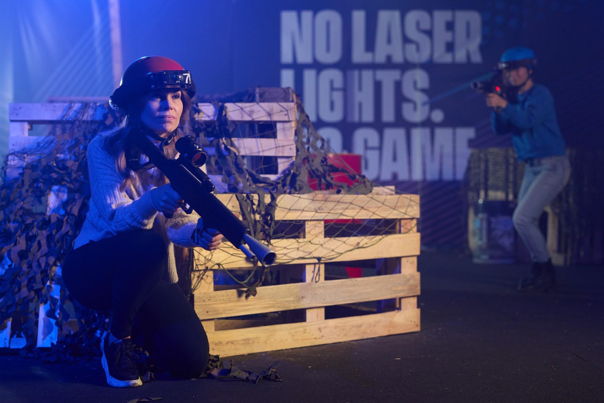 Volwassenen aan het lasergamen in de Battle Arena van Klimrijk Brabant