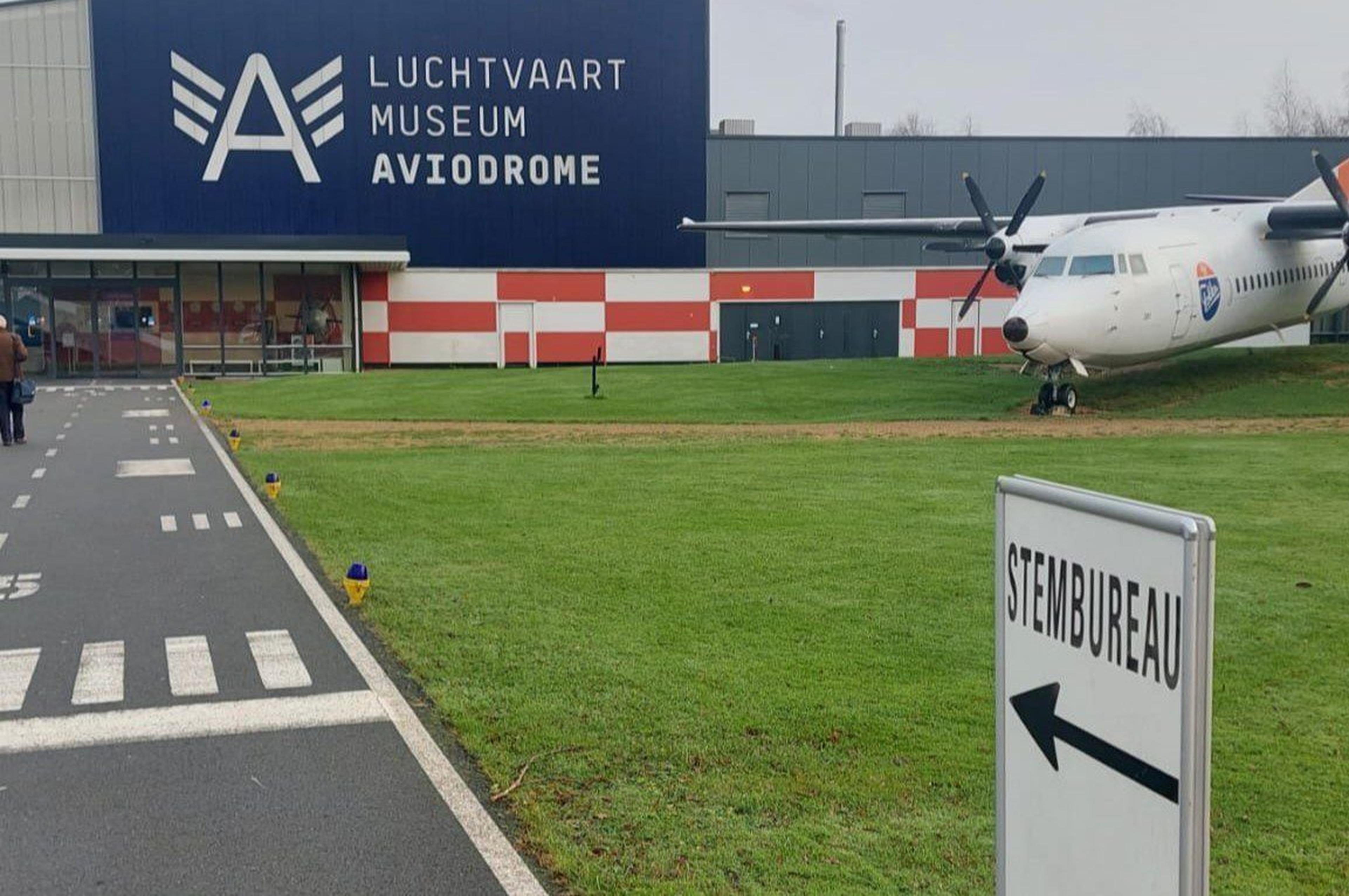 Stembureau bij Luchtvaartmuseum Aviodrome