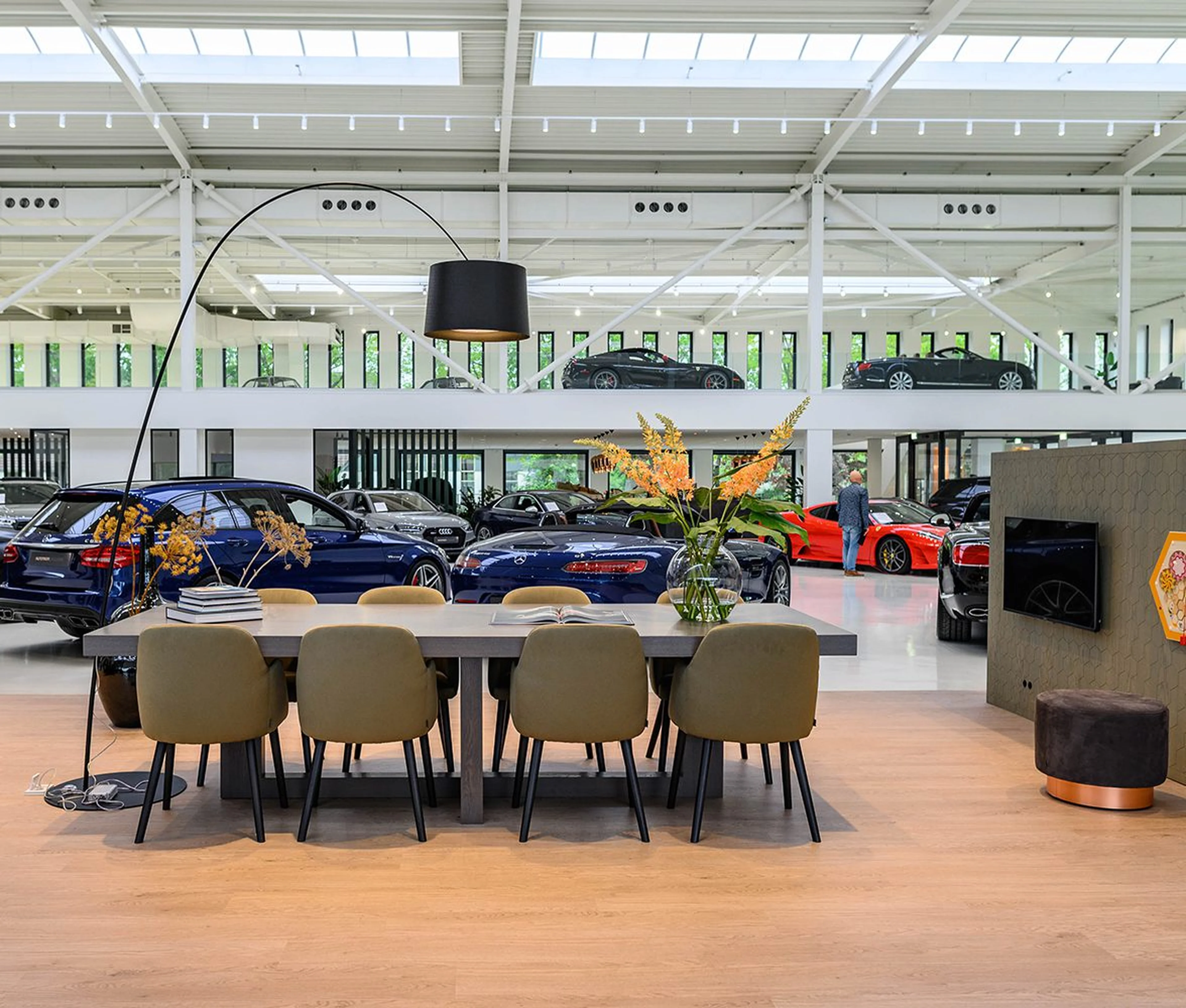Een tafel met stoelen om aan te zitten bij Autotron Exclusive.