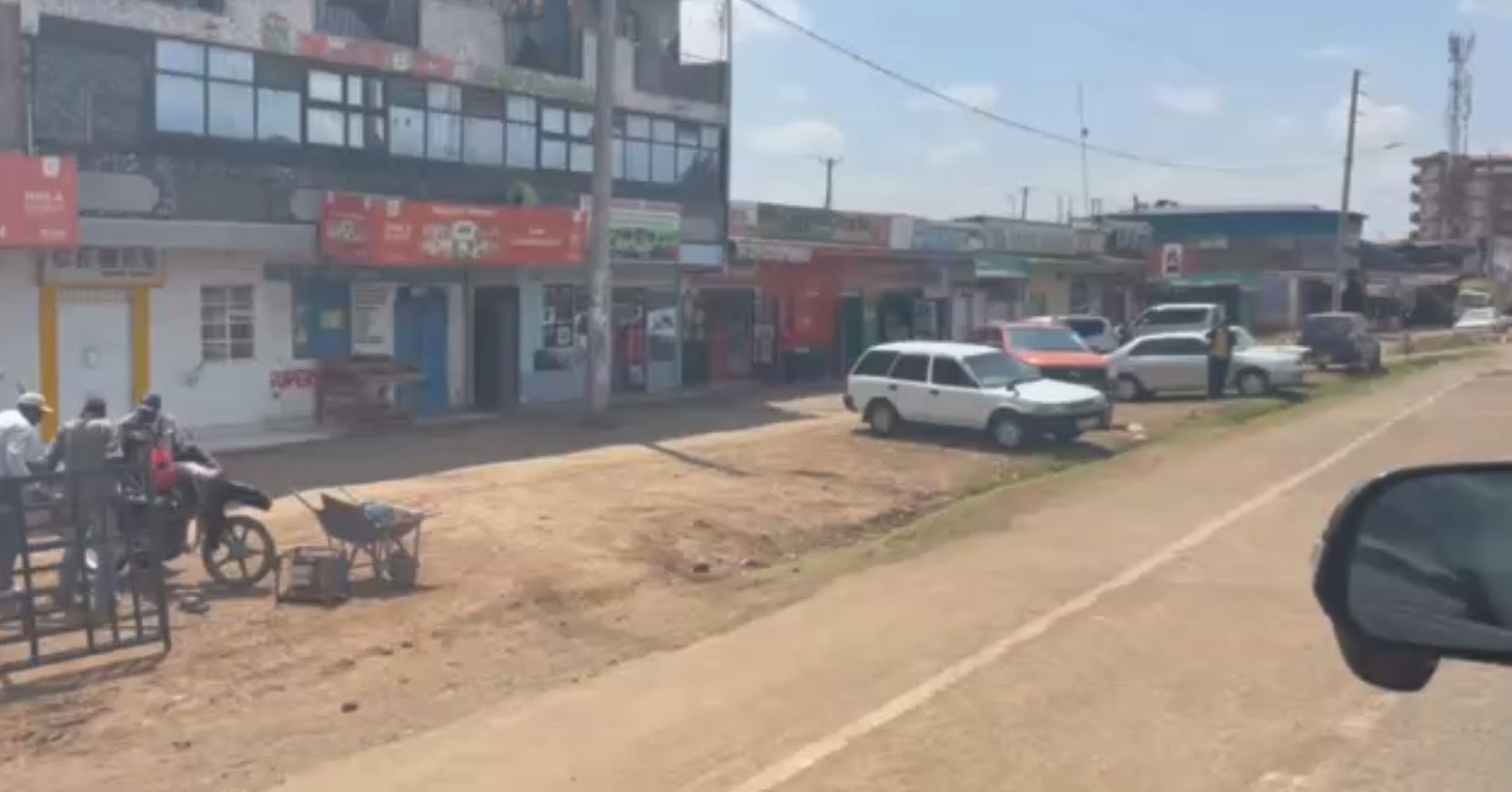 Het uitzicht vanuit de auto in Kenia.