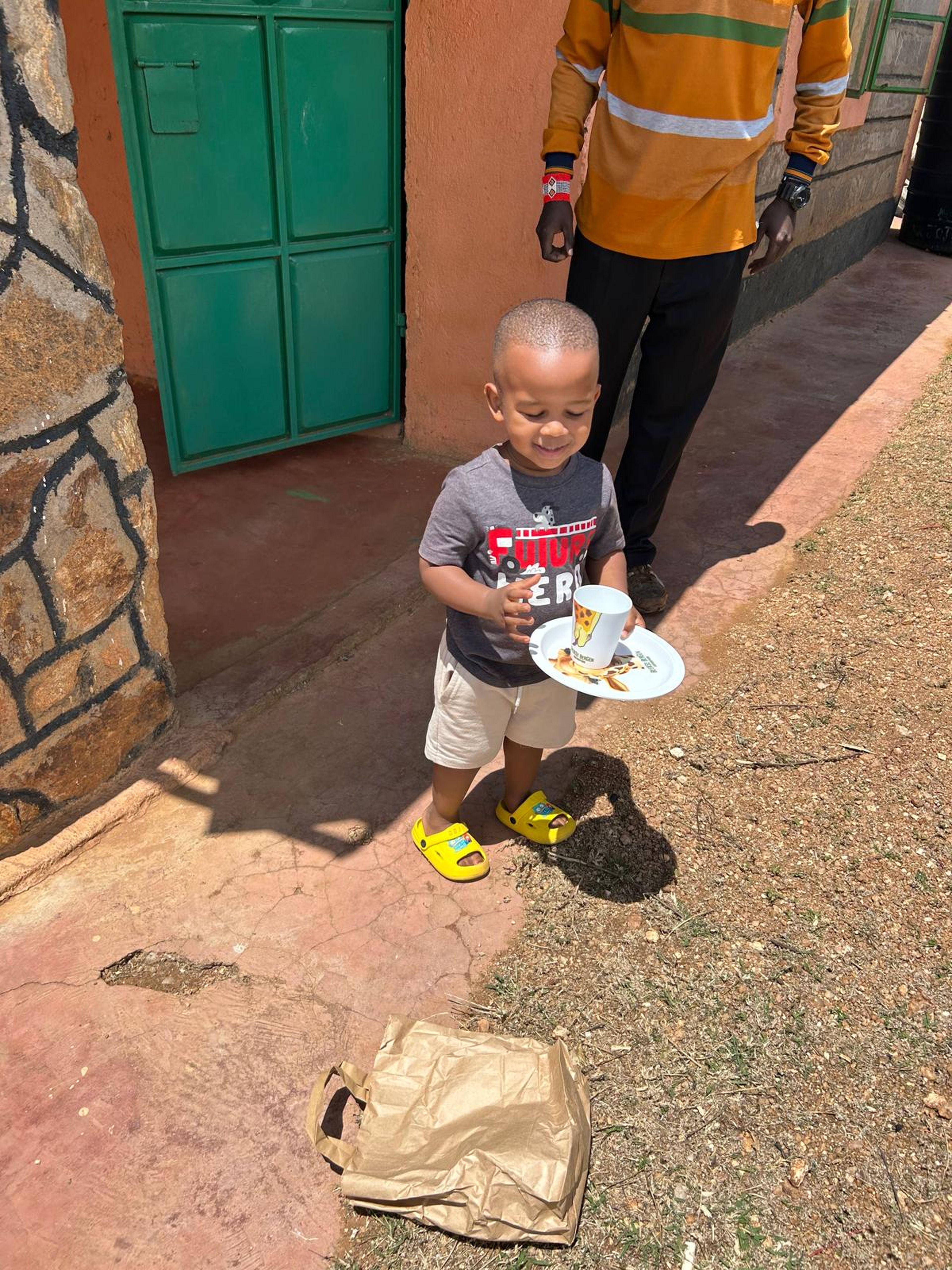Het zoontje van Benjamin van Save The Elephants met Beekse Bergen merchandise.