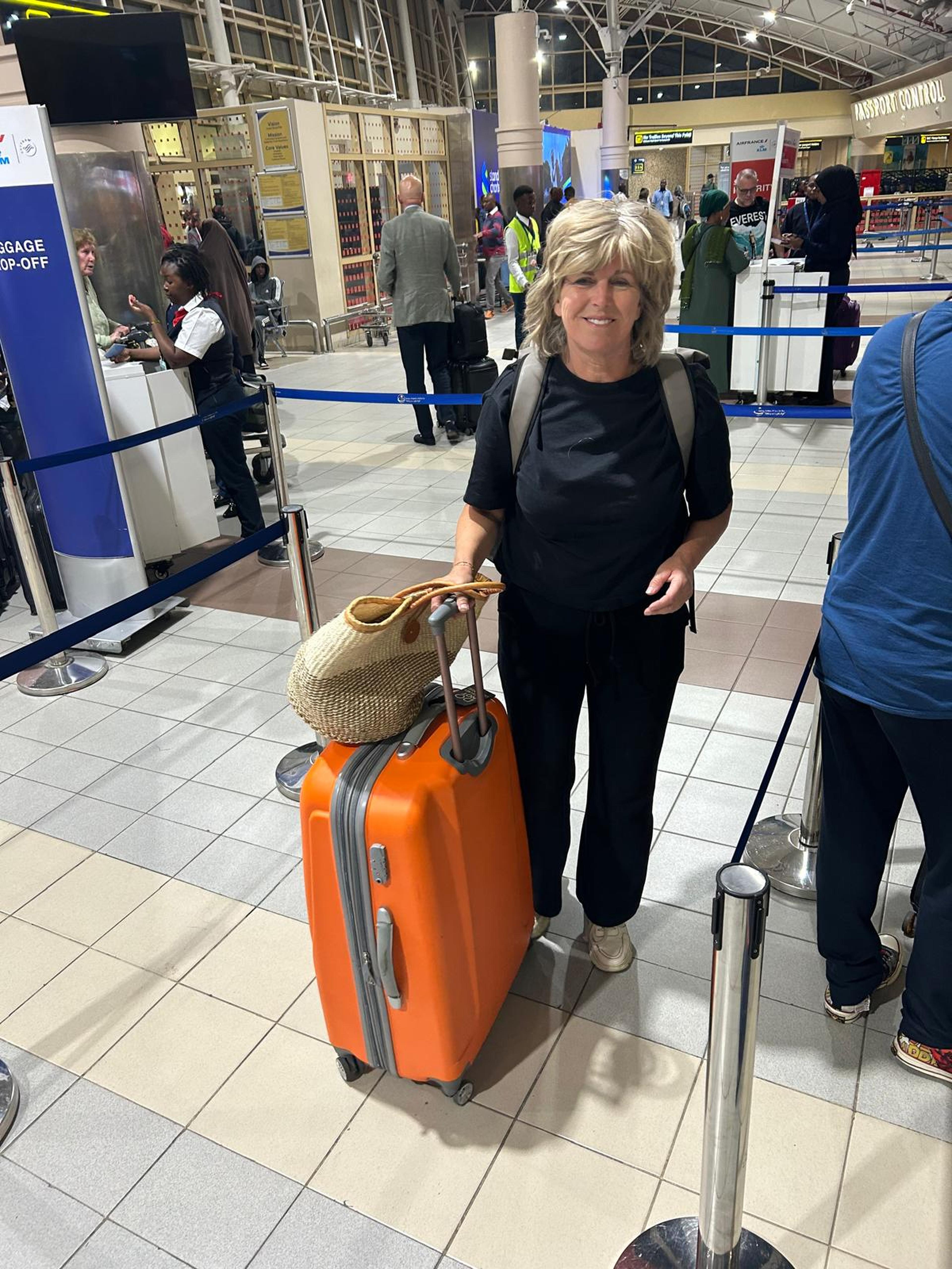 Yvonne met haar koffer op schiphol airport.
