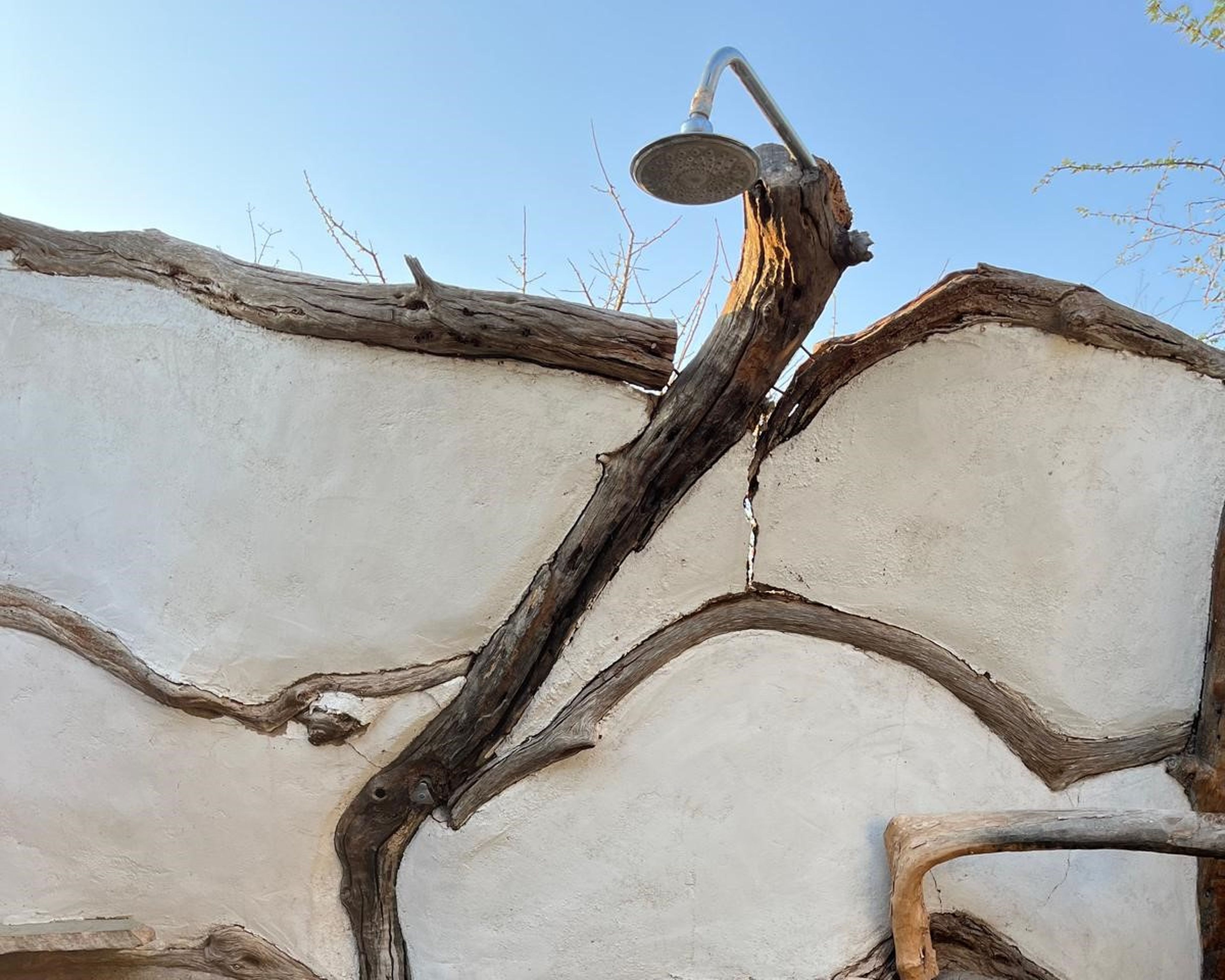 Een buitendouche bij het hotel in Samburu in Kenia.