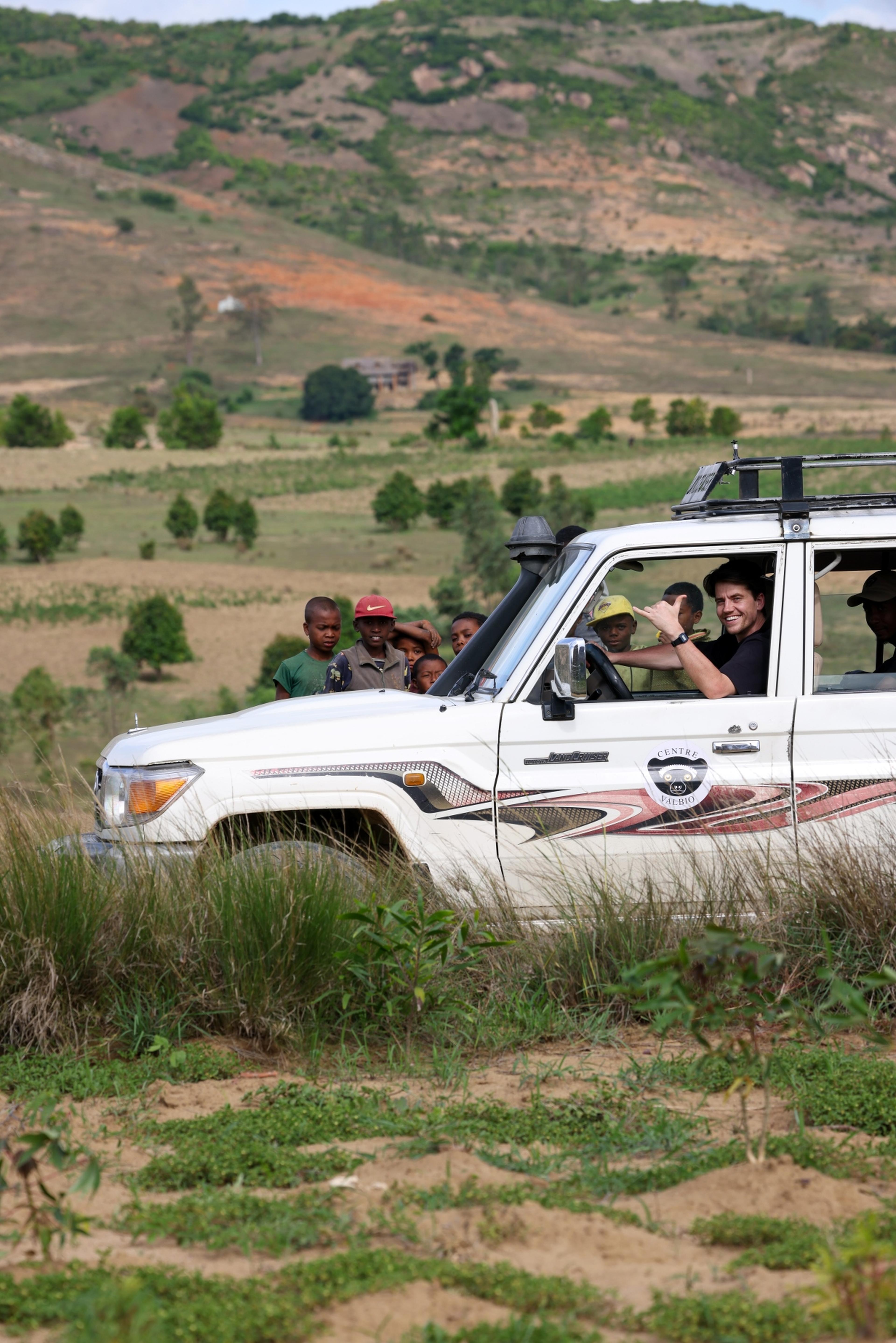 Een foto van Mátyàs Bittenbinder in een auto in Madagaskar, hier draagt de Nederlandse Vereniging van Dierentuinen bij aan een natuurherstelproject, waaronder Eindhoven Zoo.