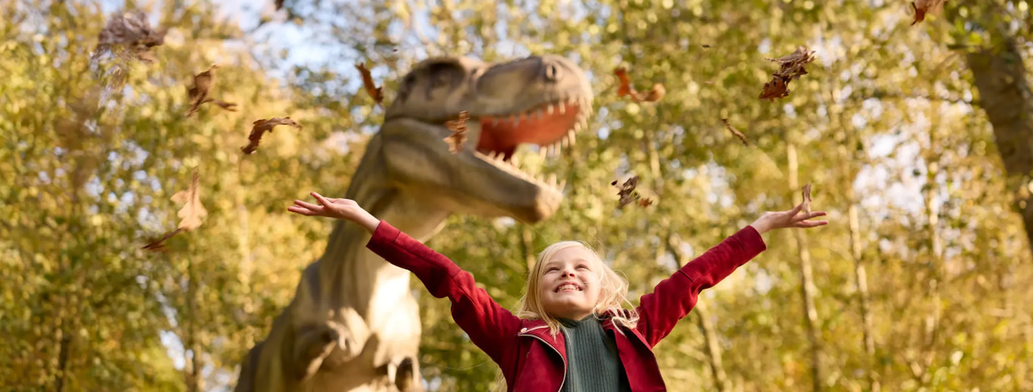 Header van dino met meisje tijdens dino's in de zoo bij AquaZoo Leeuwarden