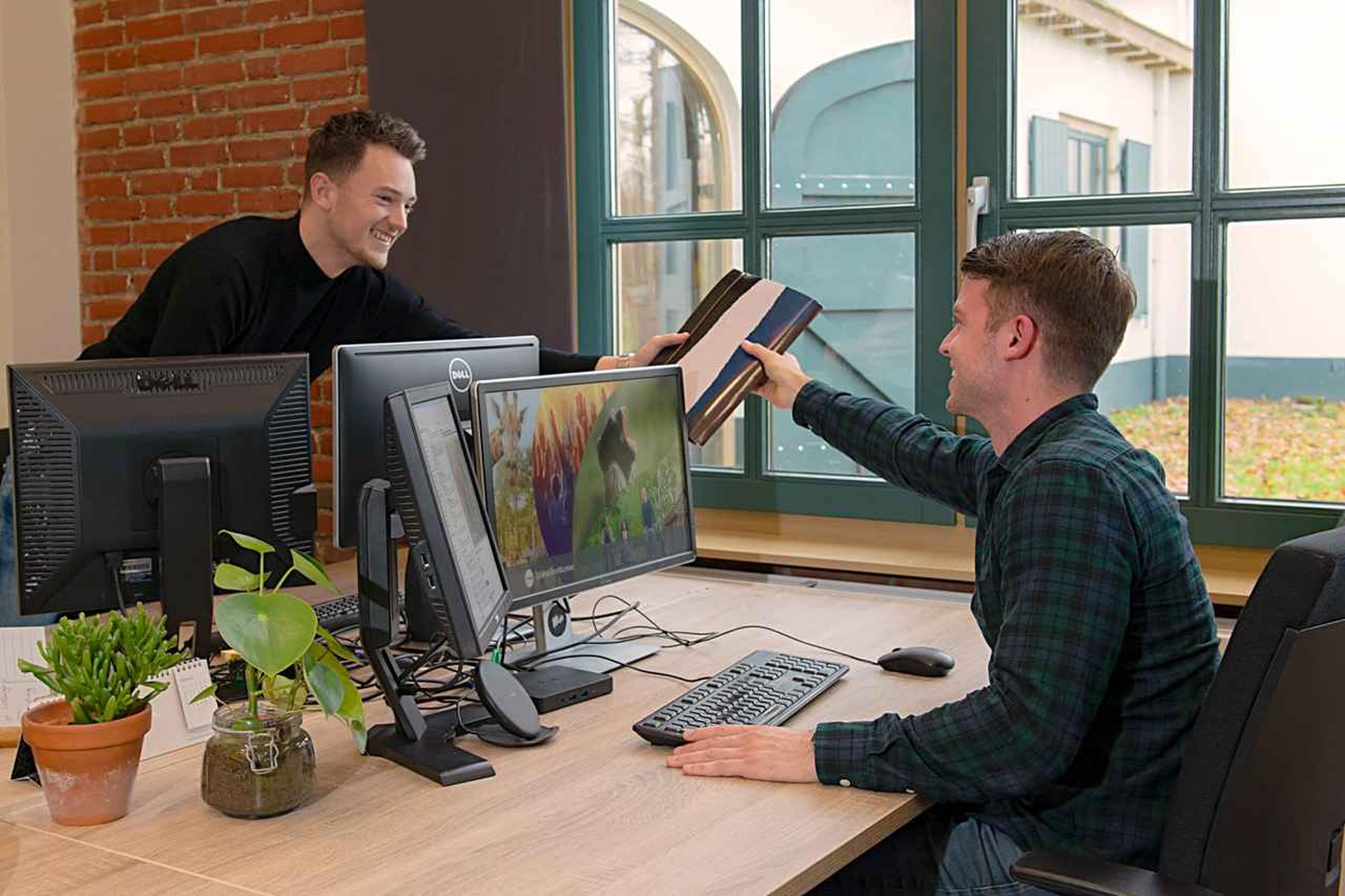 Marketing medewerkers op hoofdkantoor Libéma