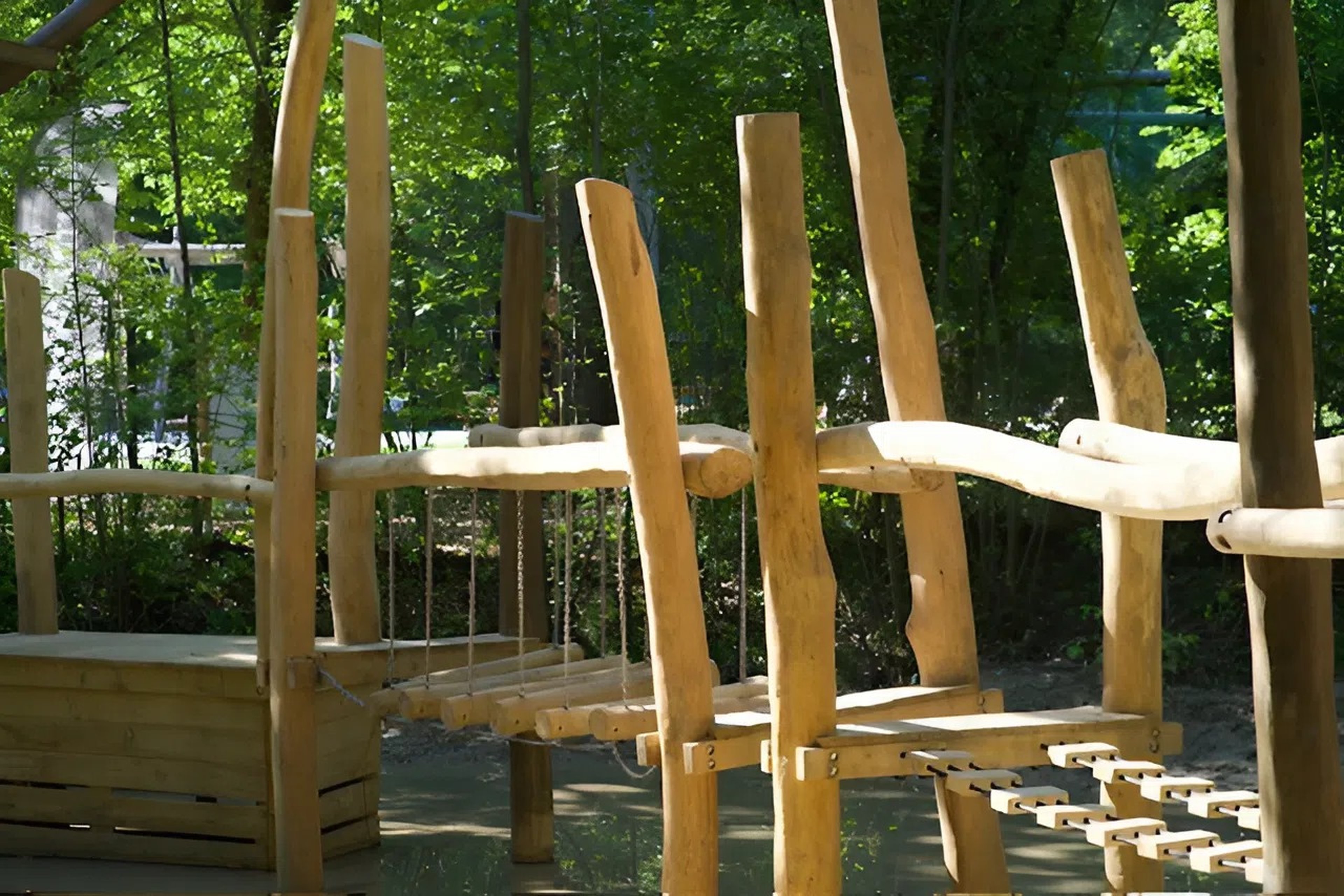 Een close-up van de waterspeelbrug bij Klimrijk Brabant
