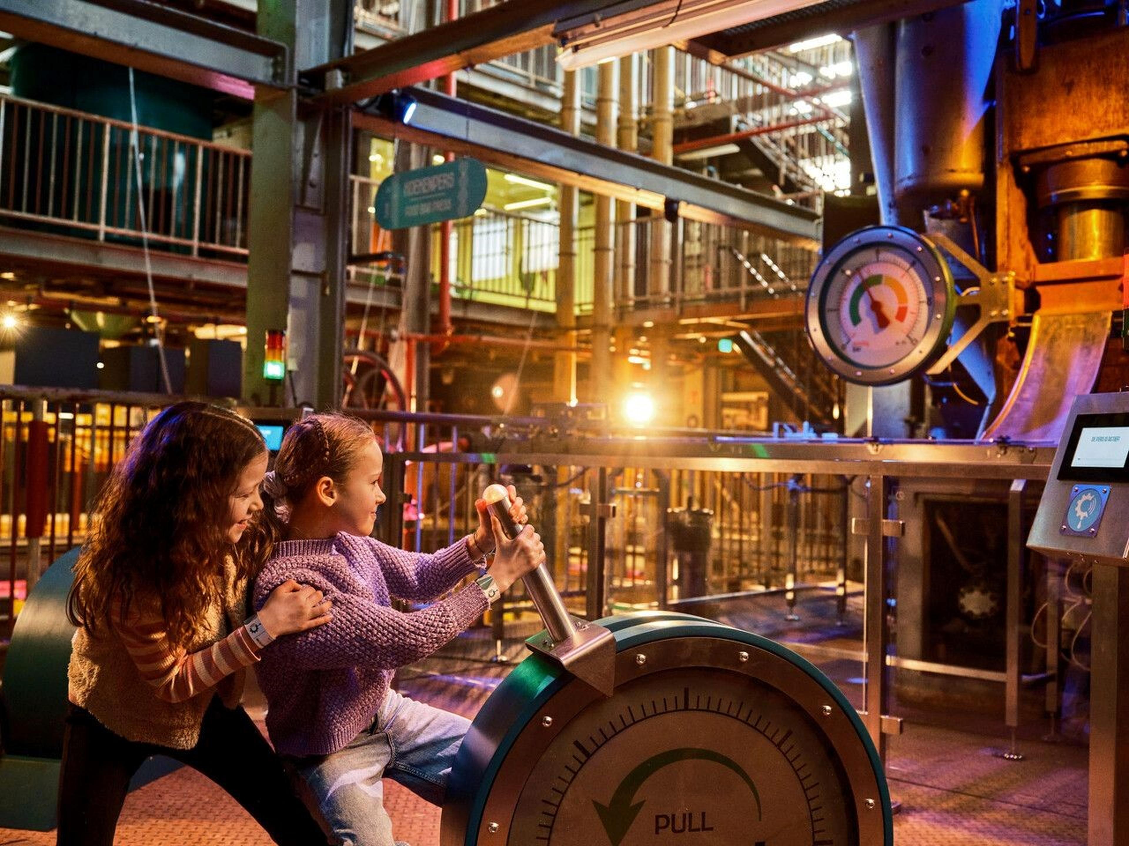 Een foto van twee kinderen bij The Chocolate Factory, te bezoeken met de AttractiePas van Beekse Bergen.