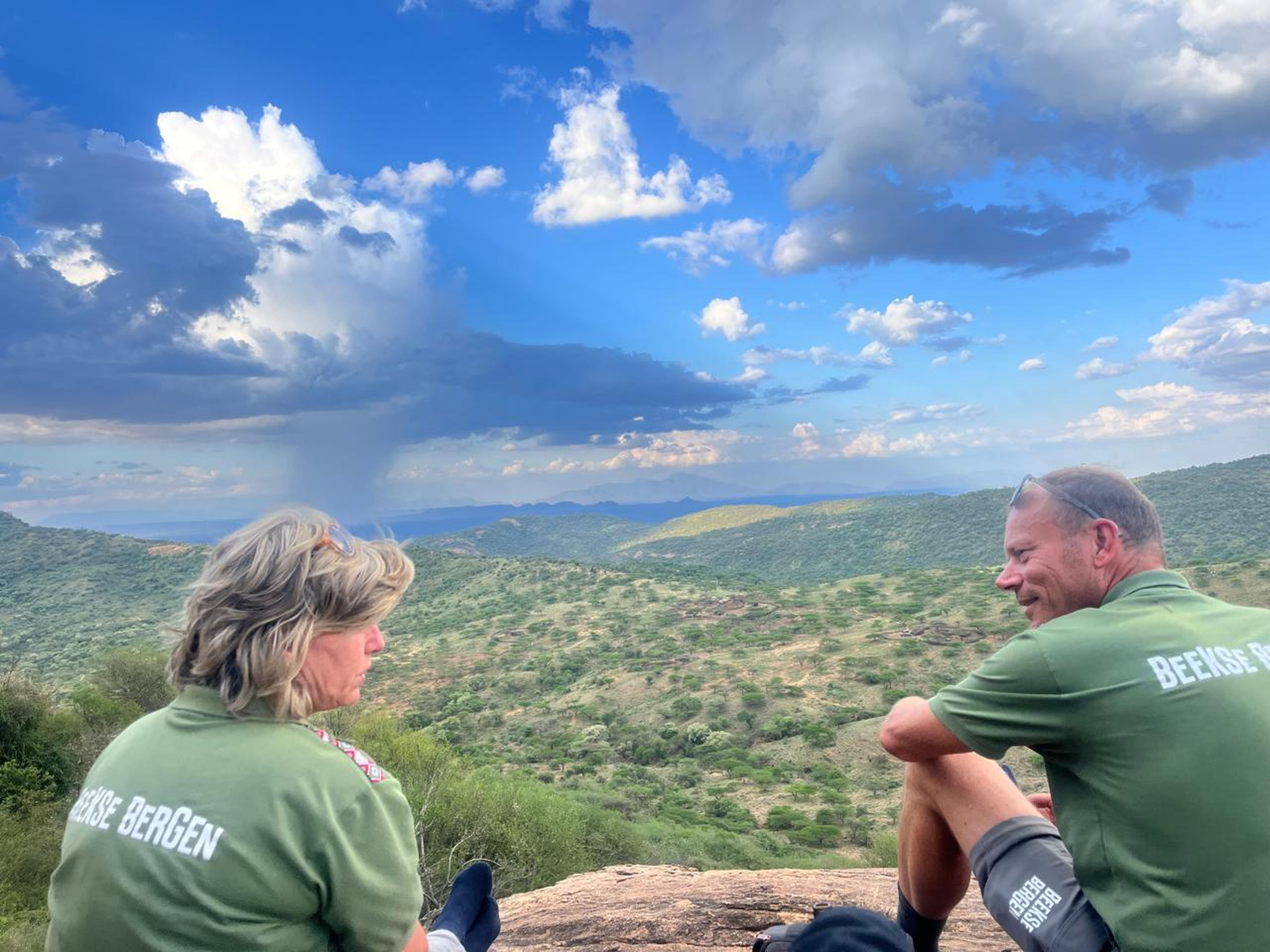 Het uitzicht over Oldonyiro op een berg in Kenia.