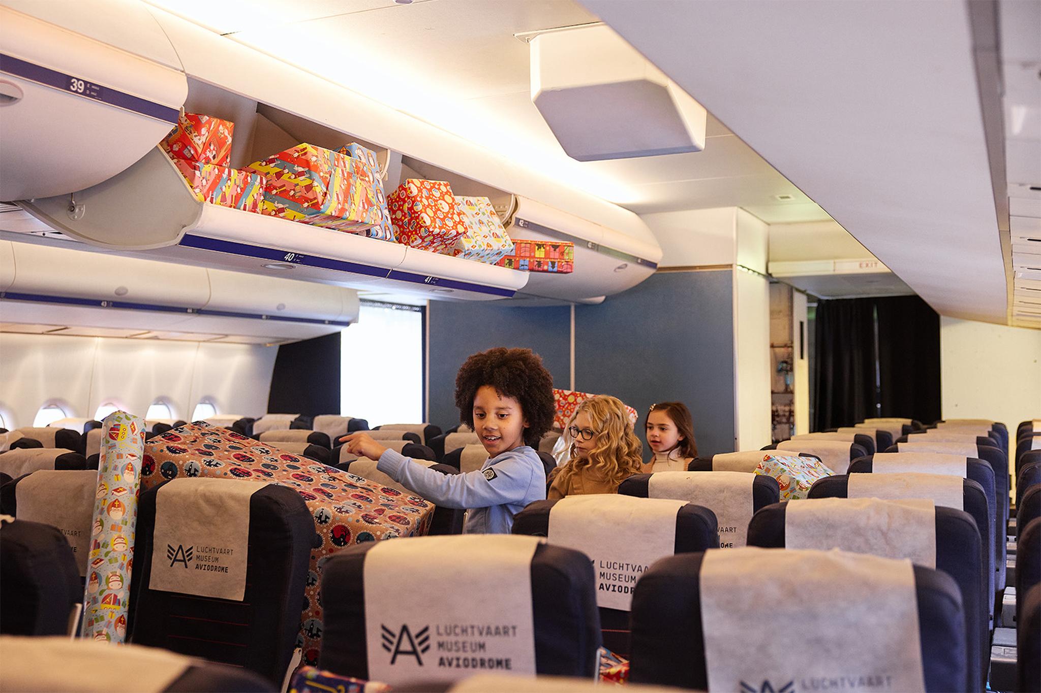 Kinderen lopen door de cabine van de Boeing 747 tijdens het SintAIRklaas evenement bij Luchtvaartmuseum Aviodrome