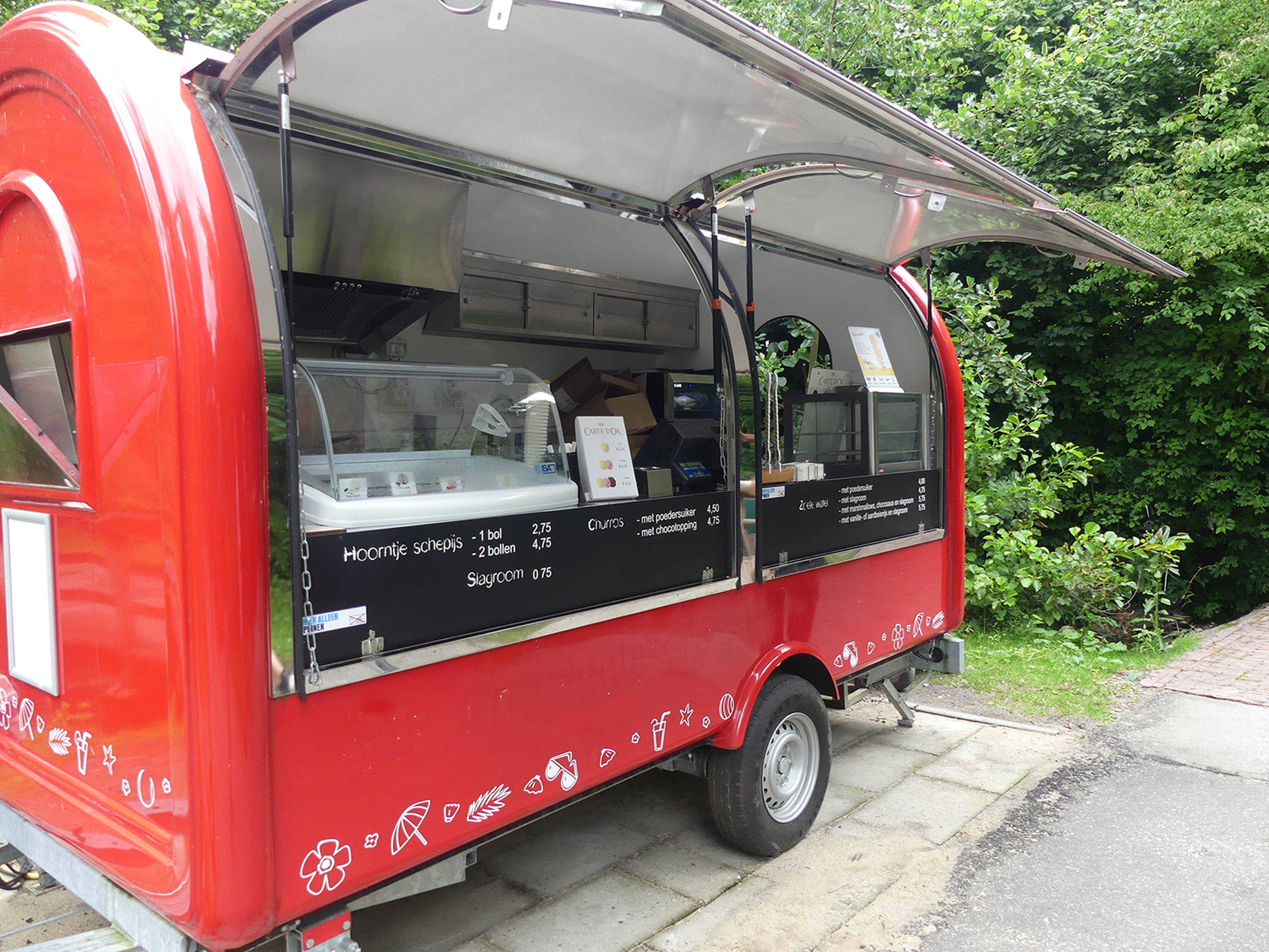 Foodtruck buiten op de helft van het park AquaZoo Leeuwarden